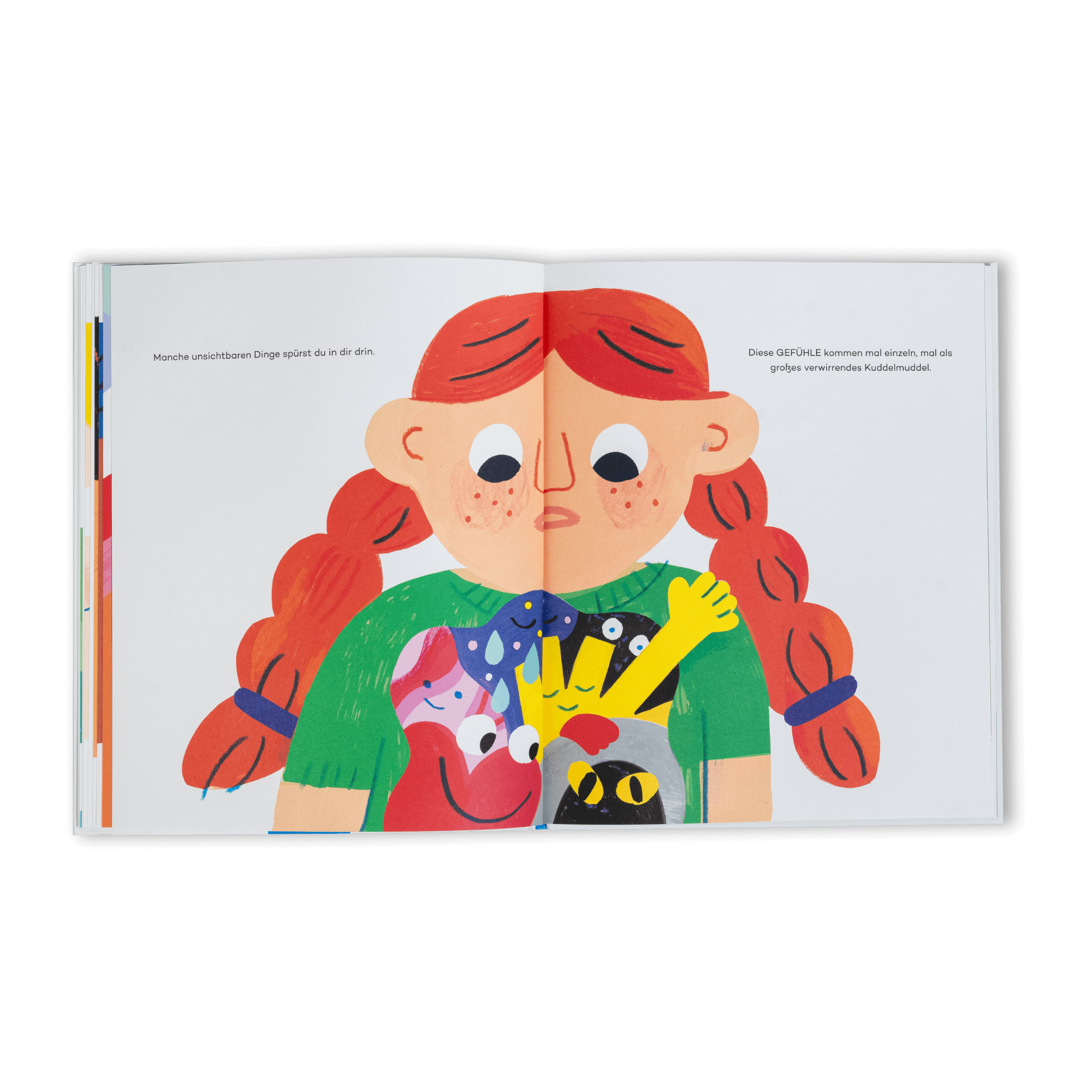 Das Bilderbuch „Unsichtbare Dinge“ zeigt ein traurig blickendes Kind mit roten Zöpfen. Aus seinem Shirt schauen eine schwarze, eine gelbe und eine rosafarbene Figur hervor. Oben befindet sich ein Text.