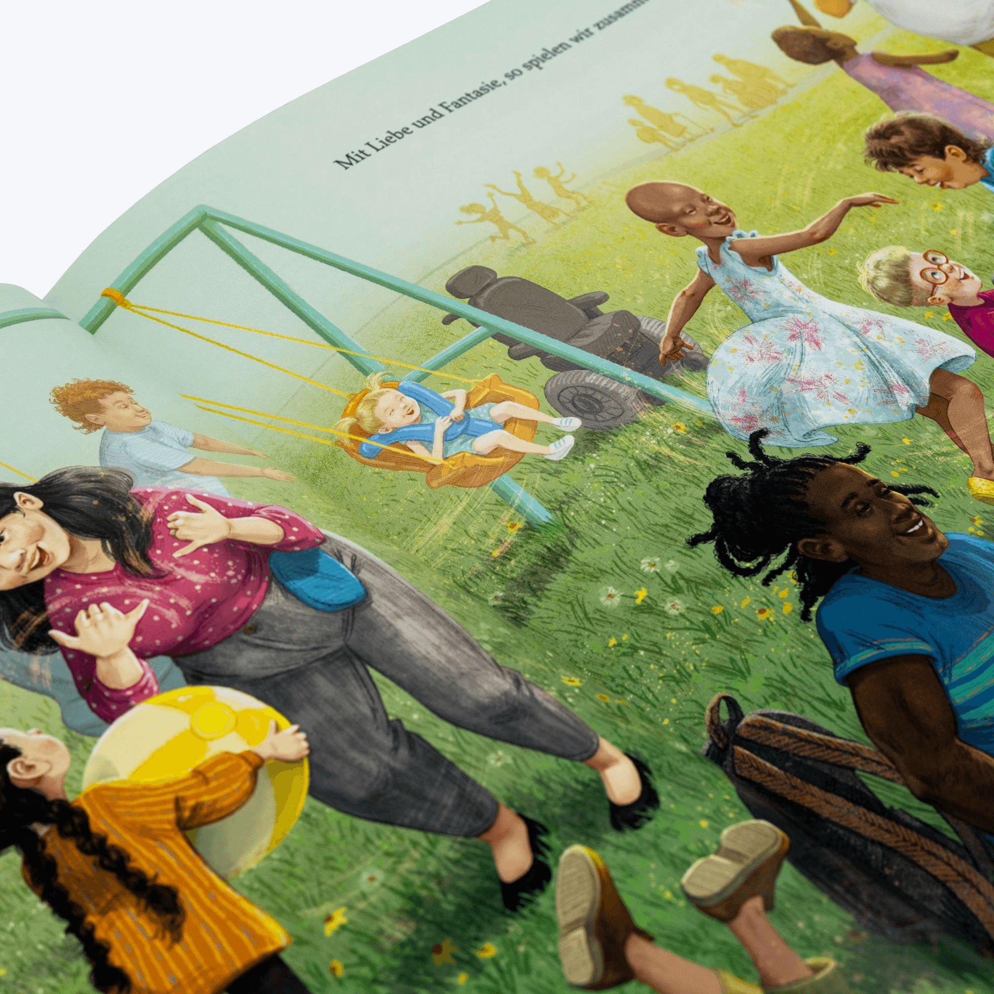 Eine farbenfrohe Illustration für Caroline Cupps „Alle spielen mit" zeigt verschiedene Kinder und Erwachsene, die sich in einem grasbewachsenen Park vergnügen. Ein Kind schaukelt vergnügt und lächelt mitfühlend zwischen gelben Blumen, die auf der grünen Wiese verstreut sind.