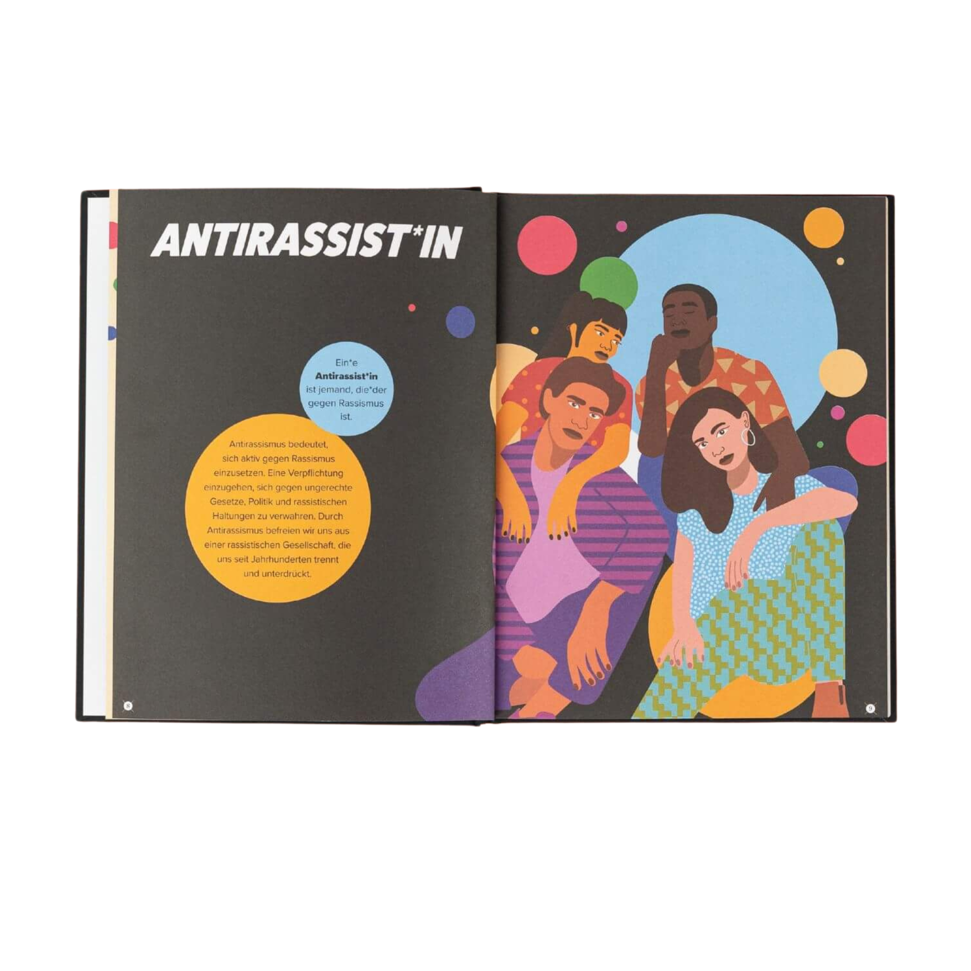 „Das Buch vom Antirassismus" von Tiffany Jewell zeigt eine offene Doppelseite: Links steht ANTIRASSIST*IN, rechts bunte Illustrationen vielfältiger Menschen, die soziale Identität hervorheben und Antirassismus feiern.