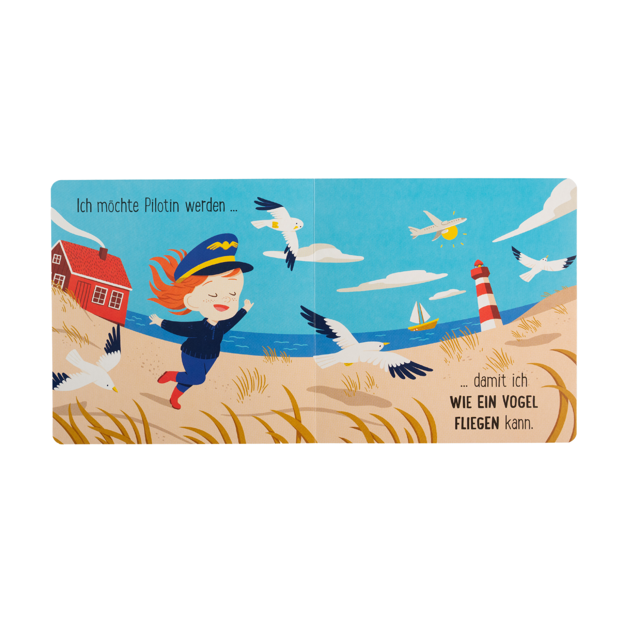 Ein Kind mit Pilotenkappe rennt fröhlich am Strand entlang, umgeben von Möwen, während im Hintergrund ein Leuchtturm und ein Segelboot zu sehen sind. Die Szene stammt aus Susann Hoffmanns Buch „Berufe sind für alle da“.