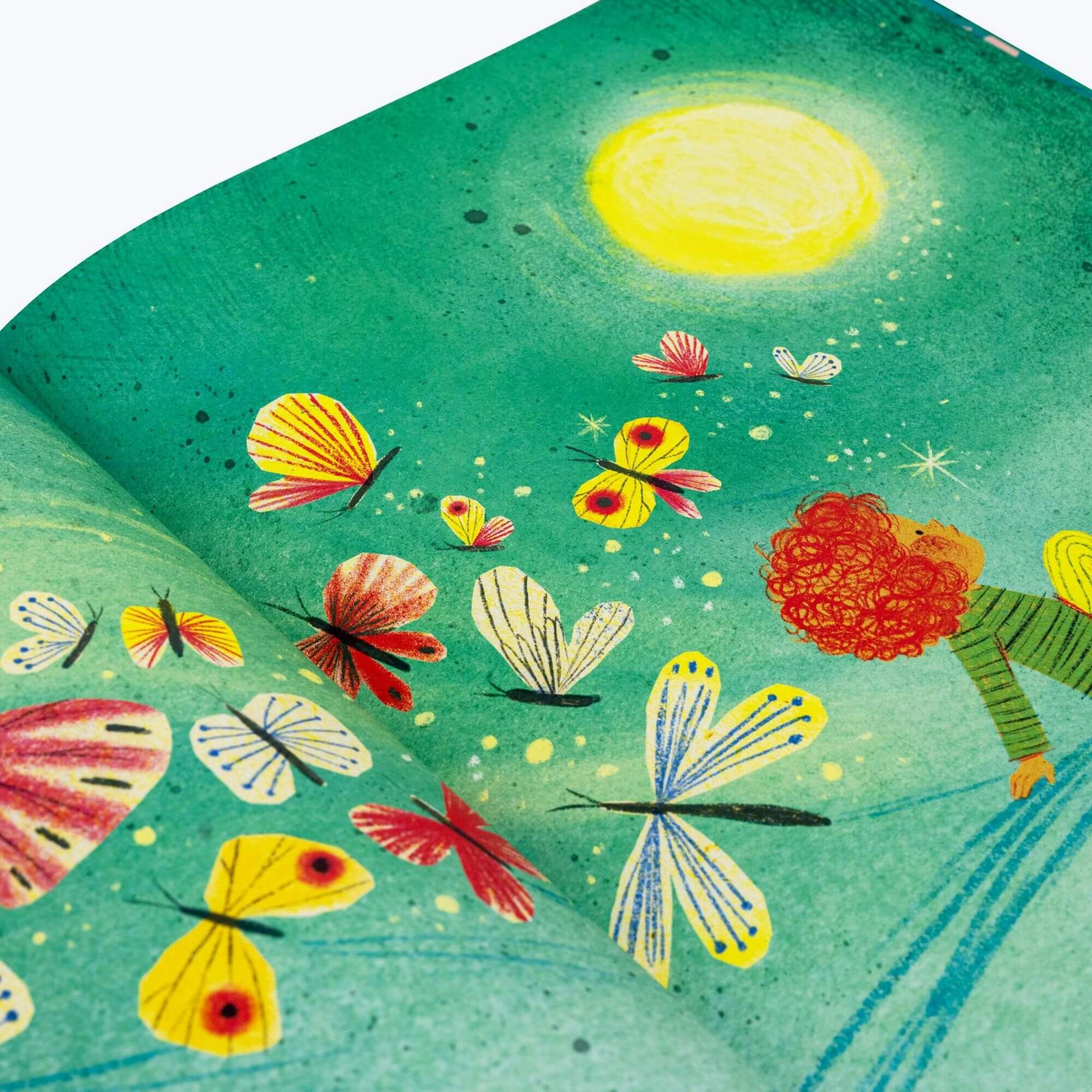 Eine illustrierte Seite aus "Das Loch" von Lindsay Bonilla zeigt bunte Schmetterlinge, die einer leuchtend gelben Sonne entgegenfliegen, während ein Kind mit roten Locken und einem gestreiften Hemd vor einem leuchtend grünen Hintergrund zusieht.