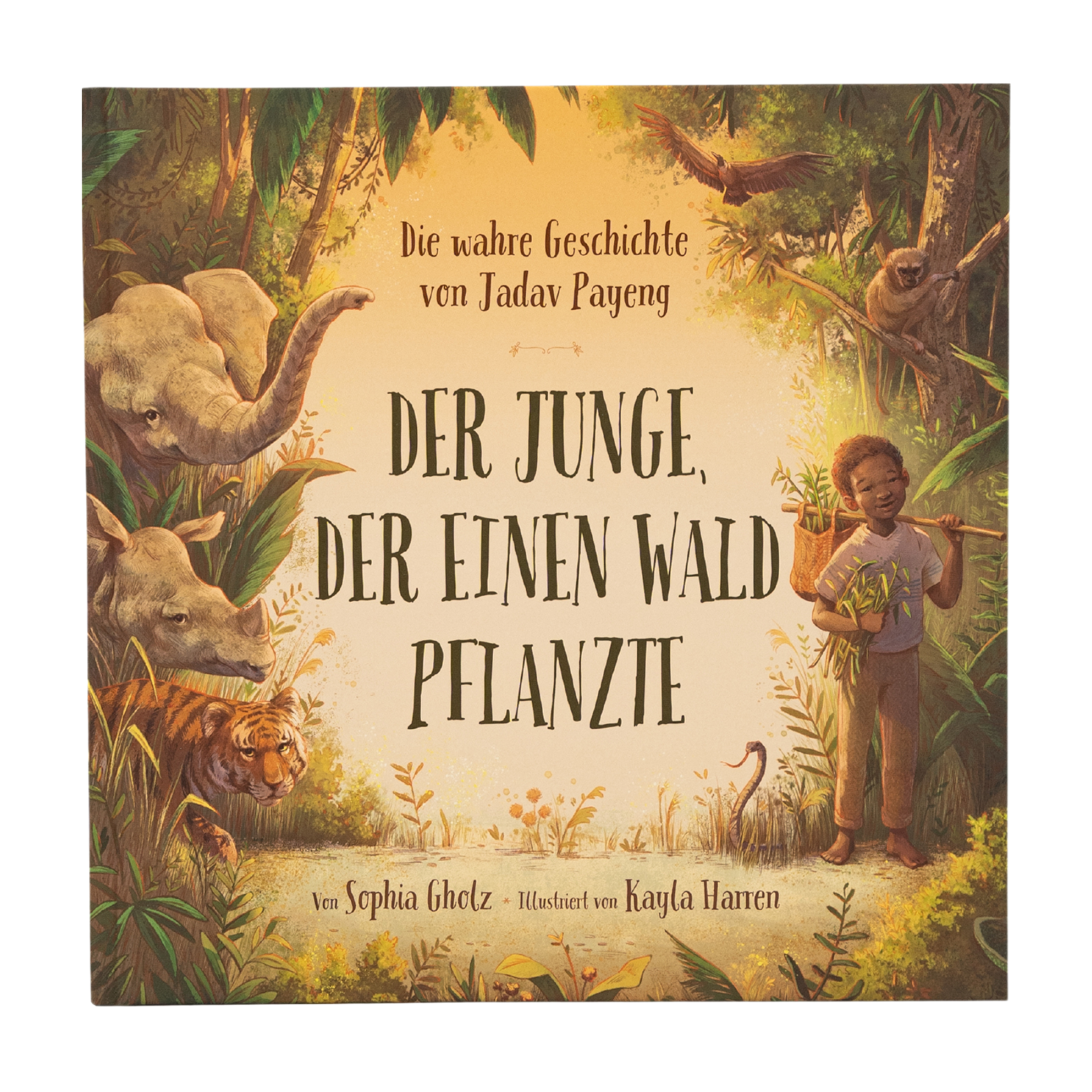 Das Cover von "Der Junge, der einen Wald pflanzte" von Sophia Gholz zeigt ein Kind mit einem Stock in einem lebendigen Regenwald, umgeben von Tieren wie einem Elefanten, einem Affen und einem Tiger. Der Titel ist inspiriert von Jadav Payeng.