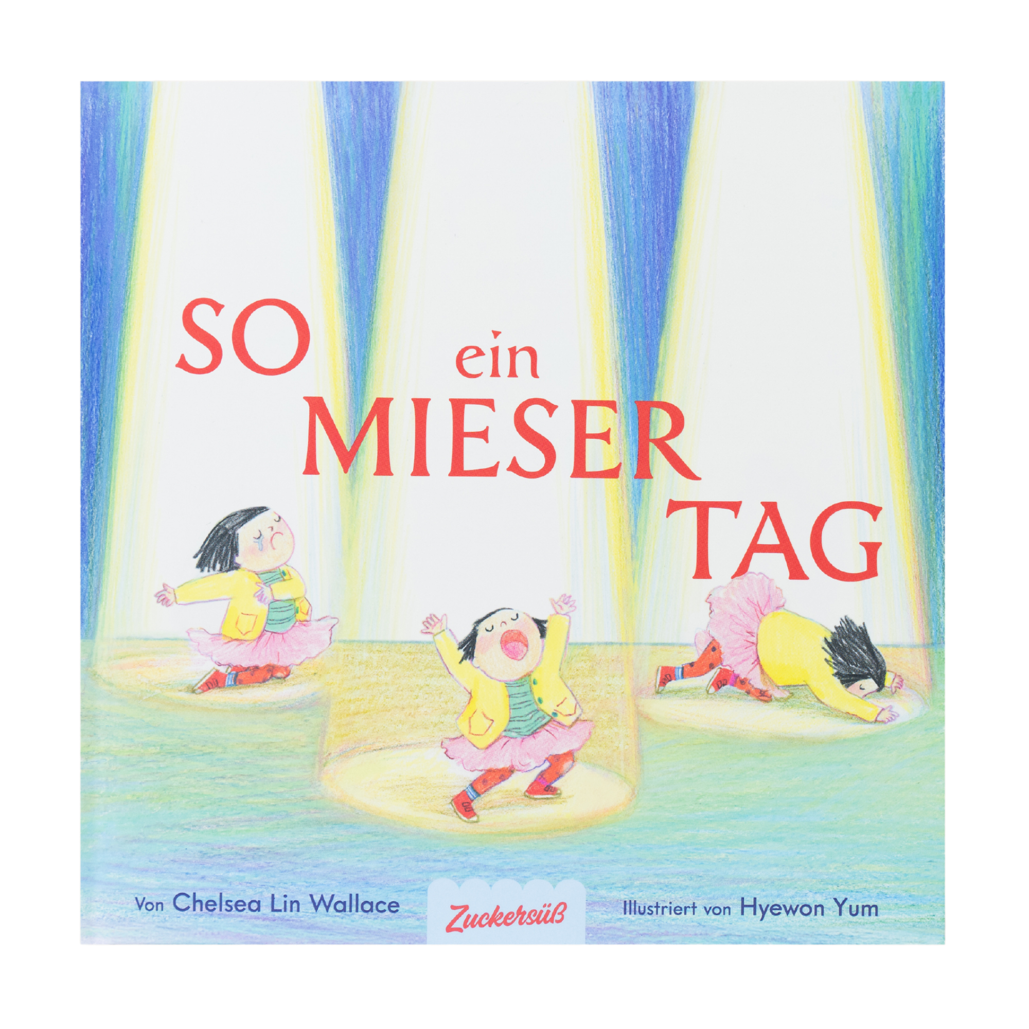 Das Cover von „So ein mieser Tag“ von Chelsea Lin Wallace zeigt drei Illustrationen eines Kindes in gelber Jacke und rosa Rock, das unter Scheinwerfern Frustration und Traurigkeit ausdrückt. Der Hintergrund ist weiß mit blauen und gelben Akzenten.