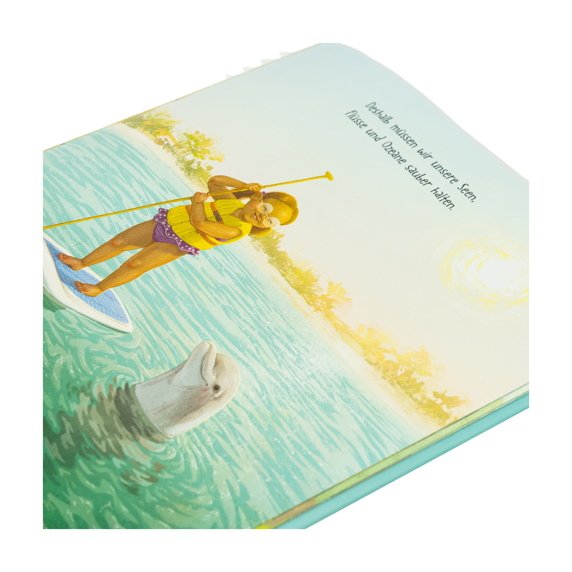 Eine lebhafte Illustration aus "Ein Planet wie unserer" von Frank Murphy & Charnaie Gordon zeigt einen Paddelboarder mit Schwimmweste neben einem Delfin.