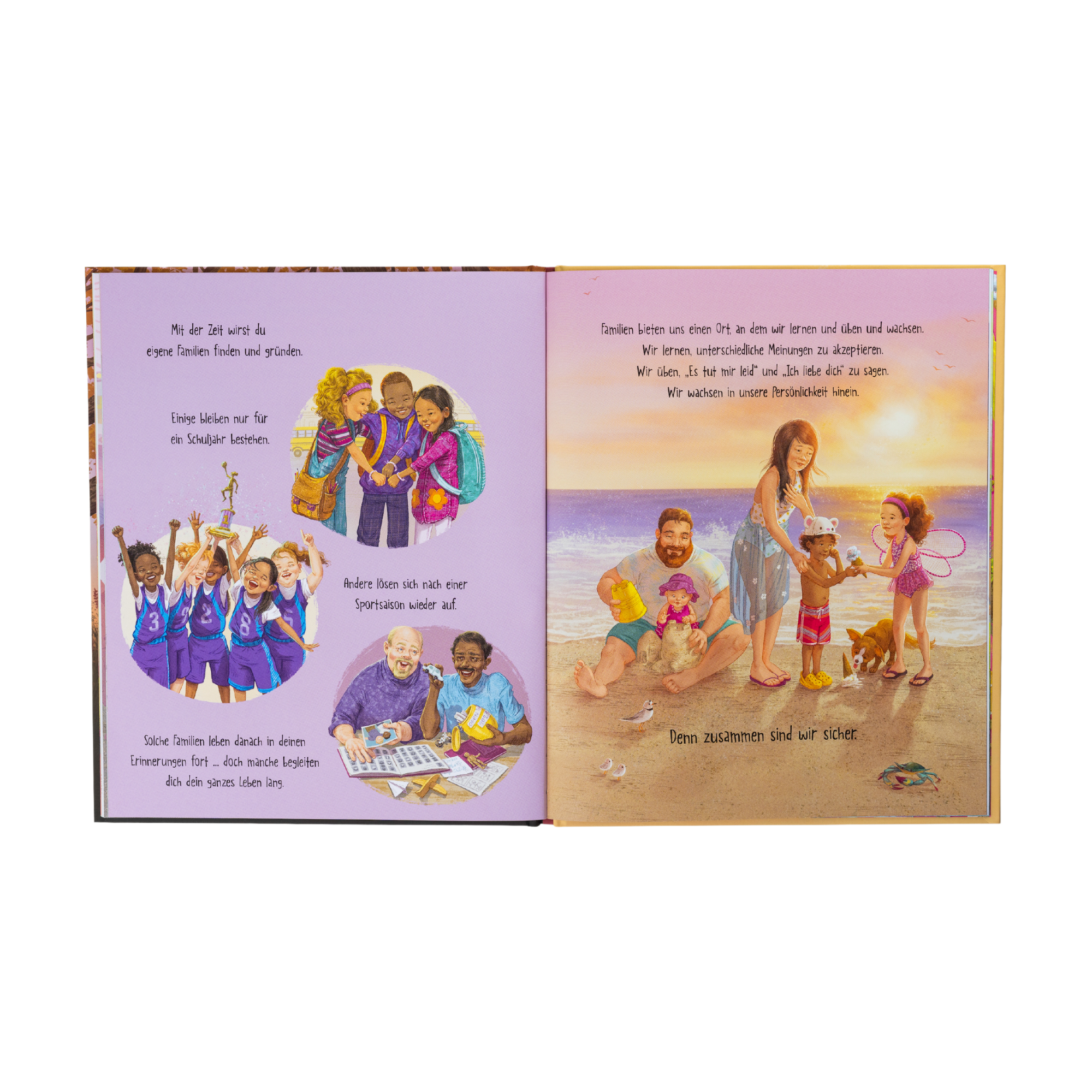Das aufgeschlagene Buch "Eine Familie wie unsere" von Frank Murphy und Alice Lee zeigt links Kinder beim Umarmen und Reden, rechts Familien mit Hund spielend und entspannend am sonnigen Strand.