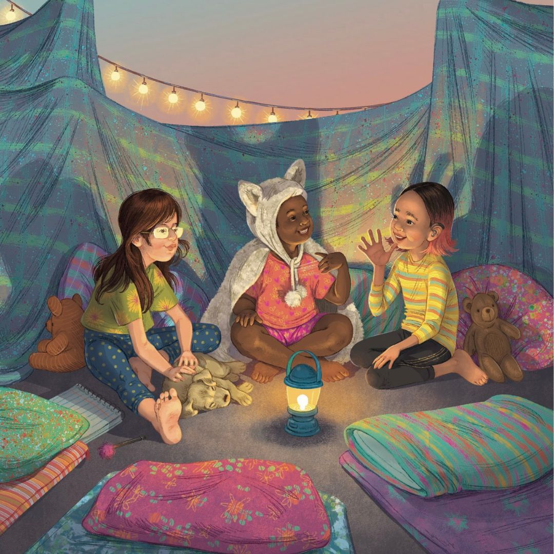 Illustration aus dem Buch „Eine Stimme wie deine“ von Frank Murphy und April Groman: Drei Kinder sitzen in einer Deckenhöhle, umgeben von bunten Kissen, Schlafsäcken und Kuscheltieren. In der Mitte leuchtet eine kleine Laterne. Die Kinder reden und lachen, während im Hintergrund Lichterketten eine warme Atmosphäre schaffen.