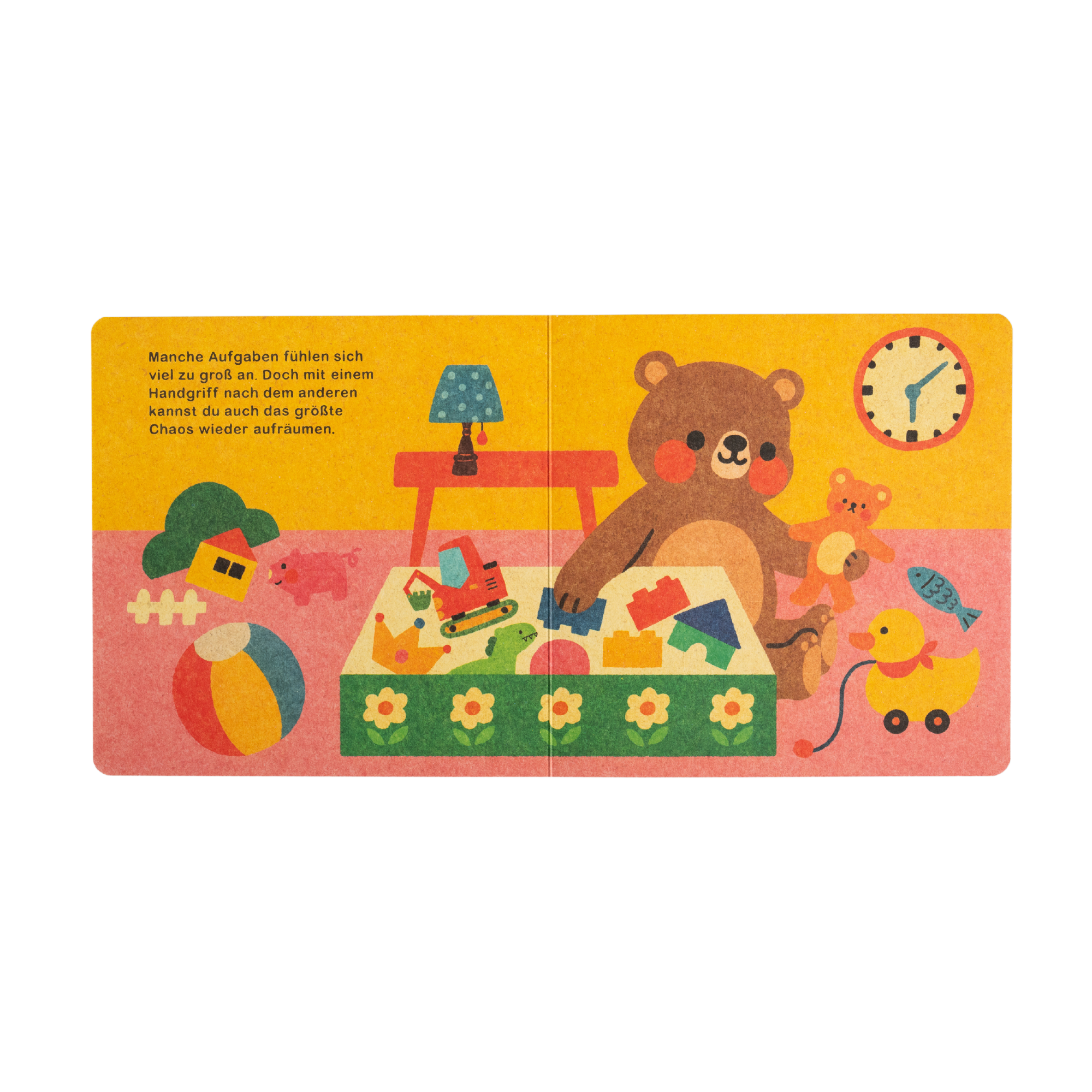 Eine lebendige Illustration aus "Hilfe brauchen ist okay" & "Fehler machen ist okay" von Annelies Draws zeigt einen Braunbär, der zwischen einer Lampe, einer Uhr und Stofftieren aufräumt. Auf der linken Seite steht ein deutscher Text.