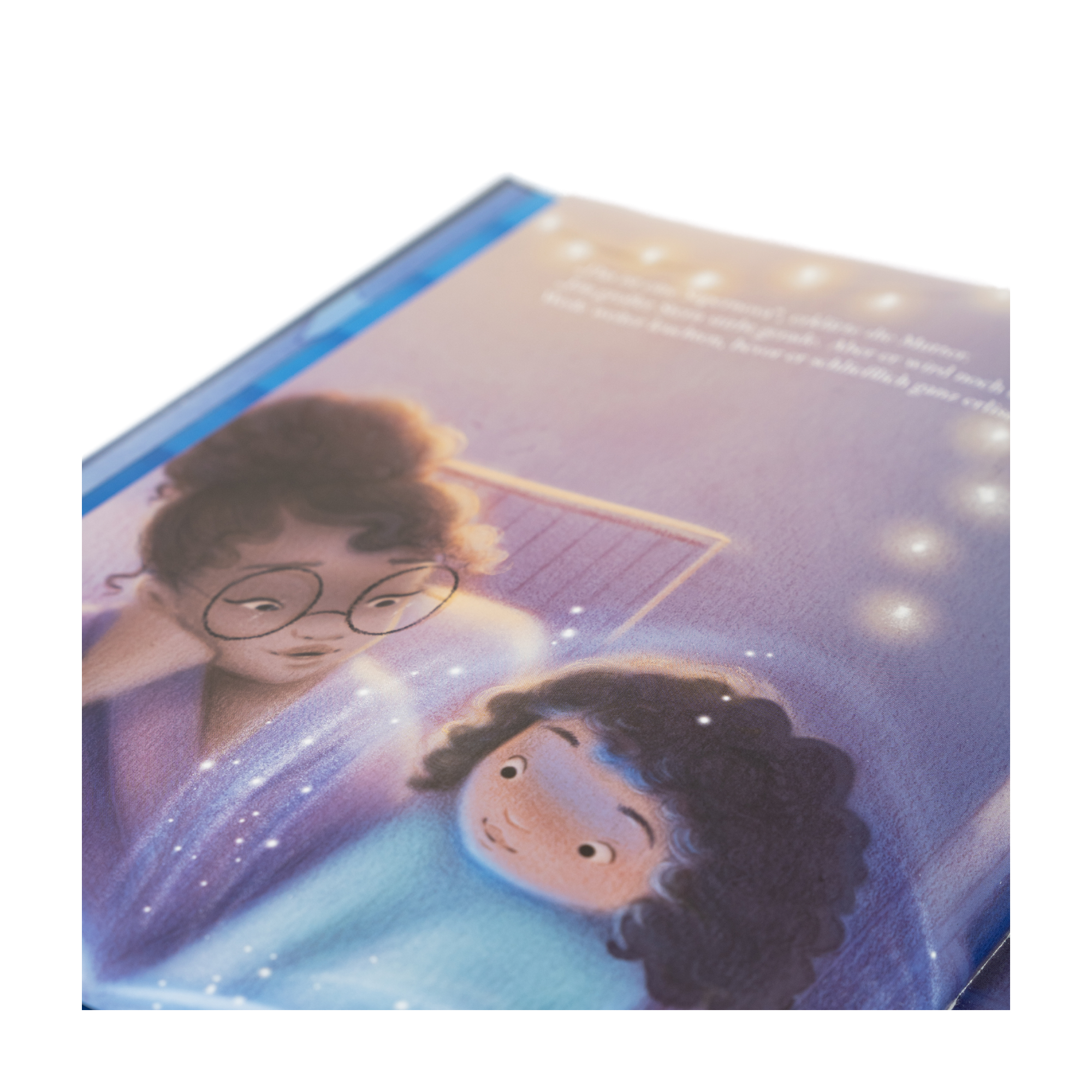 Eine Illustration aus "Folge deinem Stern" von Stephanie V.W. Lucianovic: Zwei Menschen mit lockigem Haar lesen gemeinsam ein leuchtendes Buch, umgeben von sanftem lila und blauem Licht.