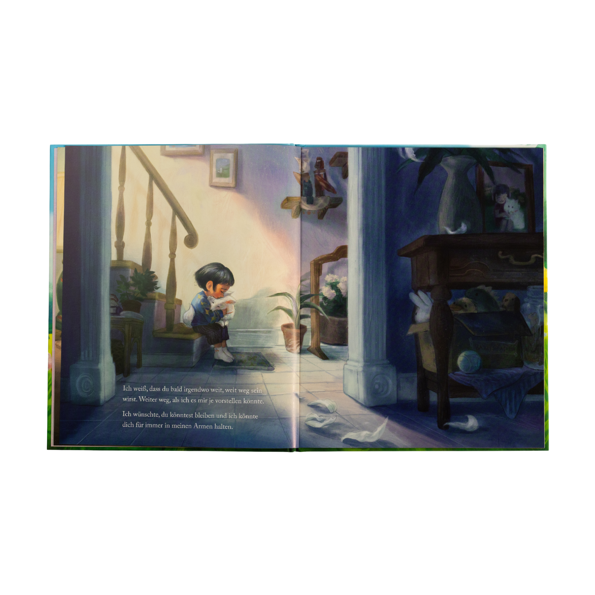 Ein kleines Kind kniet im Sonnenlicht inmitten von zerbrochenem Porzellan. Dahinter befindet sich eine Treppe, und rechts davon steht ein Tisch mit weiterem Porzellan und einer Topfpflanze. "Für immer in meinem Herzen" von Kelly Wu erscheint auf Deutsch am unteren Rand.