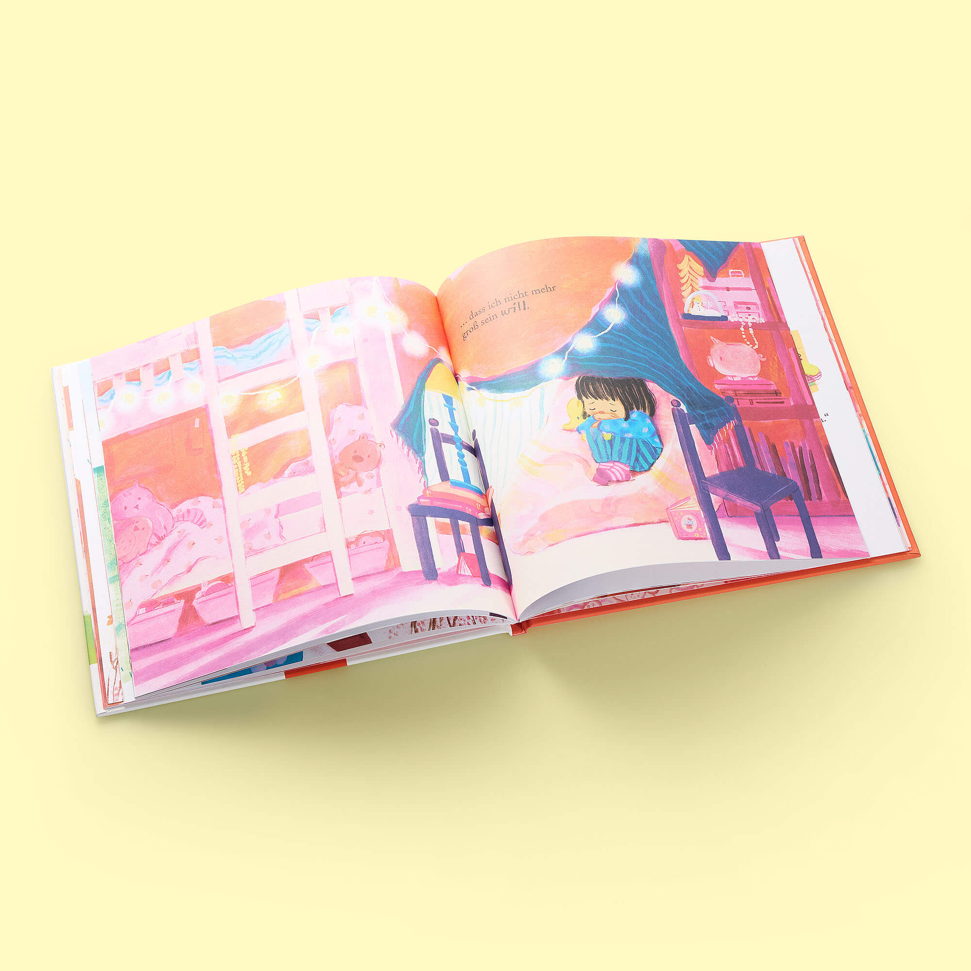 Das Bilderbuch "Auch große Geschwister sind noch klein" vom Zuckersüß Verlag zeigt ein Mädchen, das unter Lichterketten im Hochbett liest - bunt dekoriert, mit wärmerer Atmosphäre. Ideal für große Geschwister und zur Entdeckung von Gefühlen.