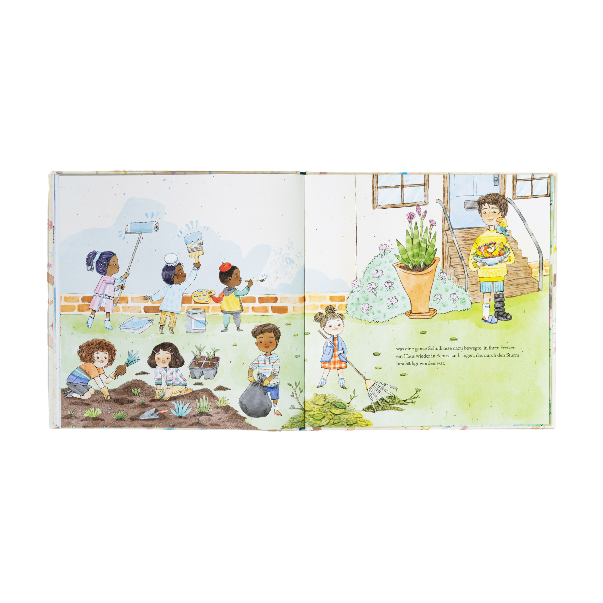 Eine Doppelseite aus "Eine gute Tat" von Christian Trimmer zeigt Kinder bei der Gartenarbeit, beim Pflanzen und beim Aufsammeln von Müll auf der linken Seite. Auf der rechten Seite fegen zwei Kinder Blätter zusammen und gießen eine Pflanze in der Nähe eines Hauses. Der Text erscheint auf der rechten Seite.