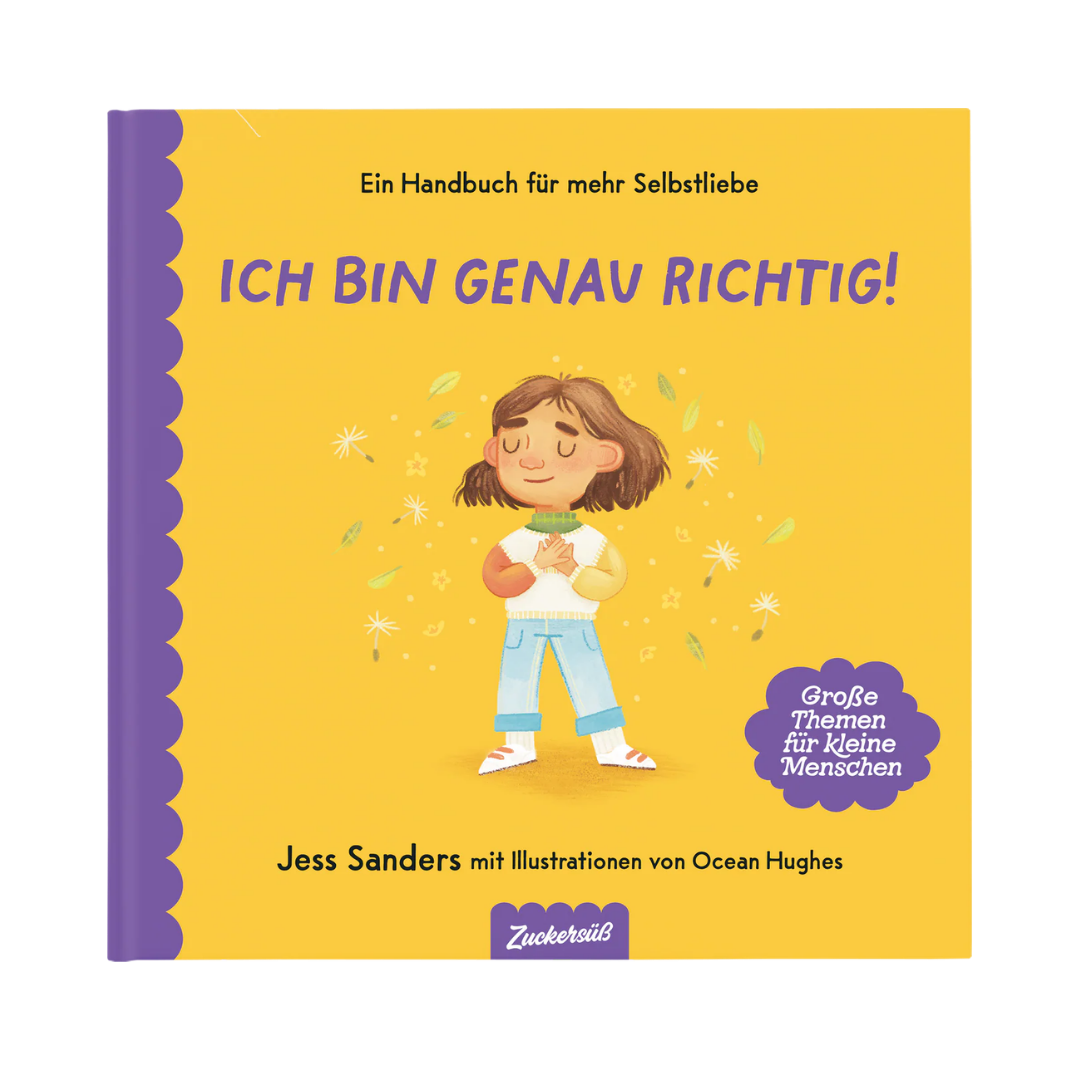 Das Cover von Jessica Sanders' Ich bin genau richtig zeigt ein lächelndes Mädchen mit braunen Haaren, verschränkten Armen und geschlossenen Augen, das selbstbewusst inmitten von gelben Glitzern auf einem gelben und lila Hintergrund steht.