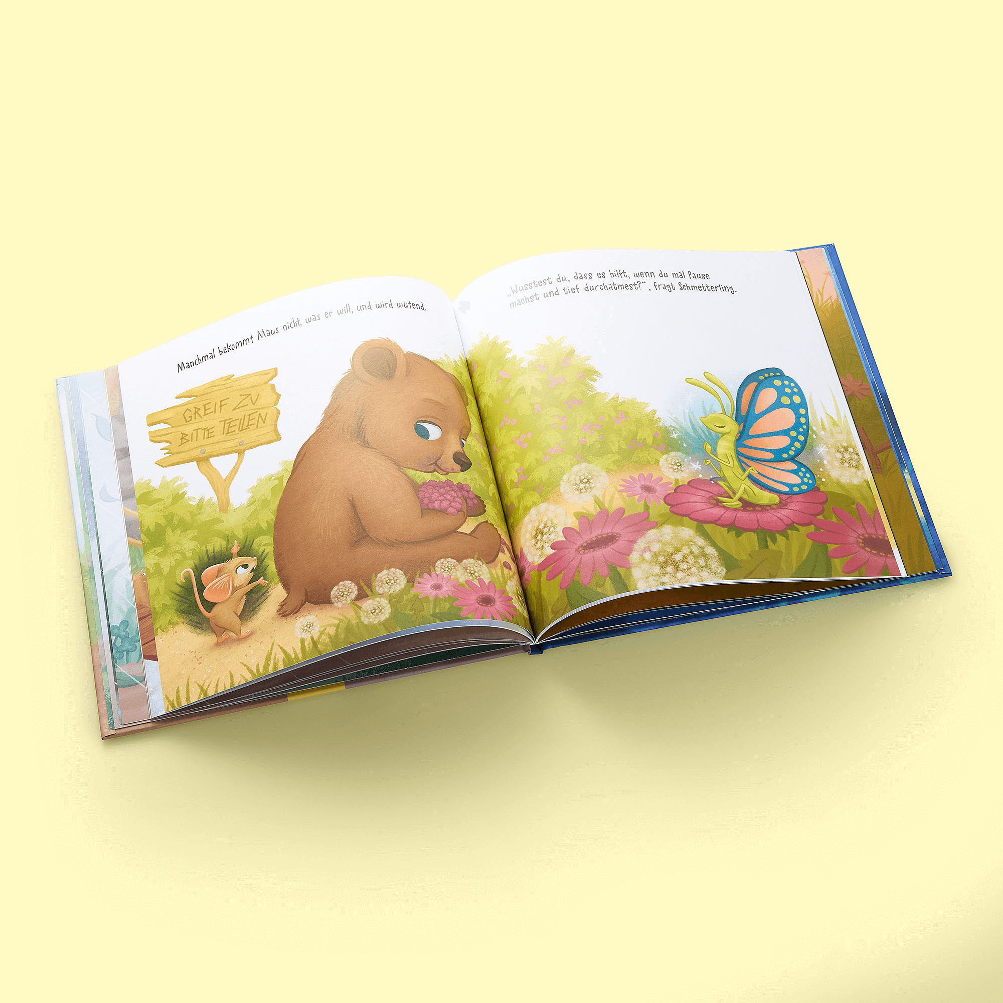 Ein aufgeschlagenes Exemplar von "Immer weiter" aus dem Zuckersüß Verlag zeigt einen Bären und eine Maus inmitten bunter Blumen, die einen Schmetterling auf gelbem Hintergrund betrachten. Der niederländische Text hilft Kindern, mit Gefühlen und Emotionen umzugehen.