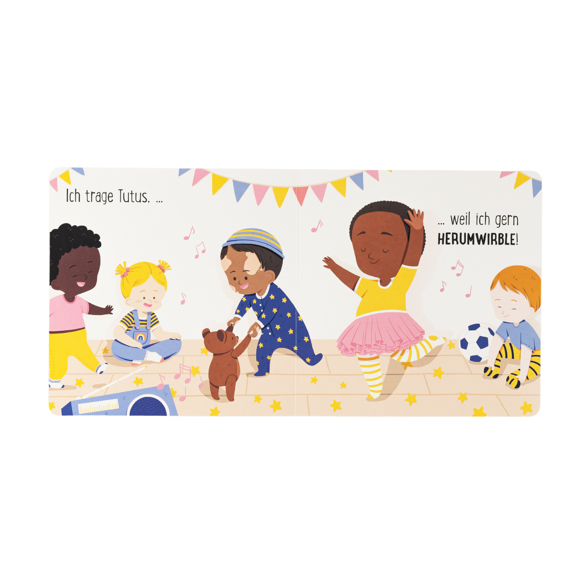 In Susann Hoffmanns "Kleidung ist für alle da!" spielen vier Kinder in bunten Kostümen im Haus. Ein Kind in einem rosafarbenen Tutu tanzt selbstbewusst, während andere einen Teddybären umarmen, mit Spielzeug spielen oder einen Ball inmitten von festlichen Fahnen und Musiknoten halten.