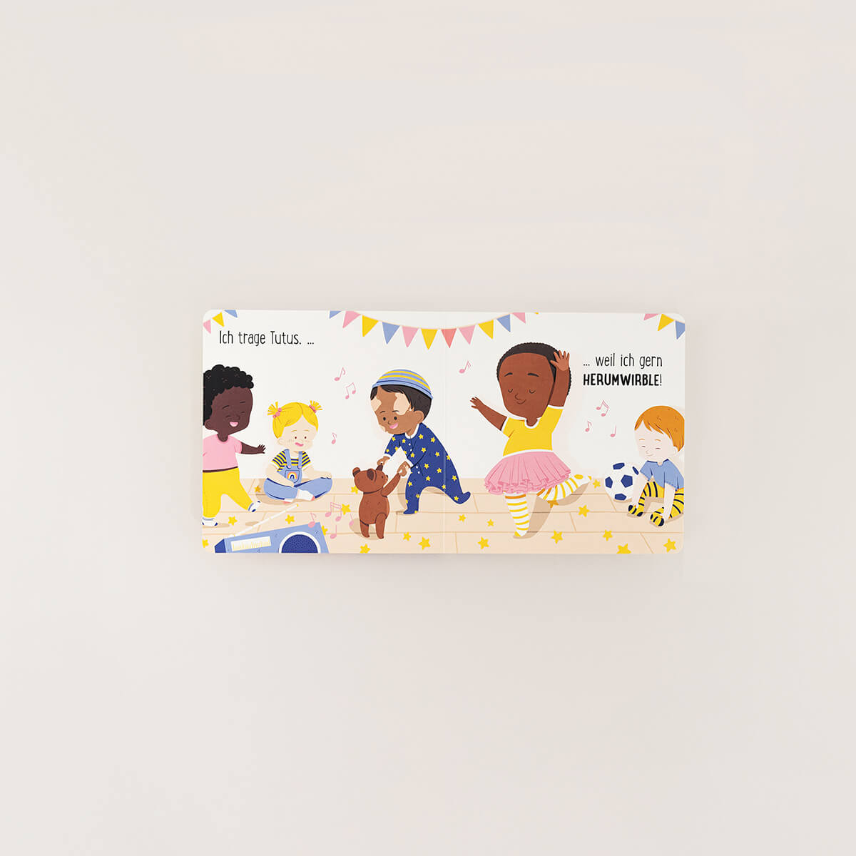 Eine Buchillustration aus "Spielzeug ist für alle da & Kleidung ist für alle da" vom Zuckersüß Verlag zeigt vier Kinder beim gemeinsamen Spielen und Musizieren. Sie hinterfragt Rollenbilder: Ich trage Tutus... weil ich gerne HERUMWIRBLE!.