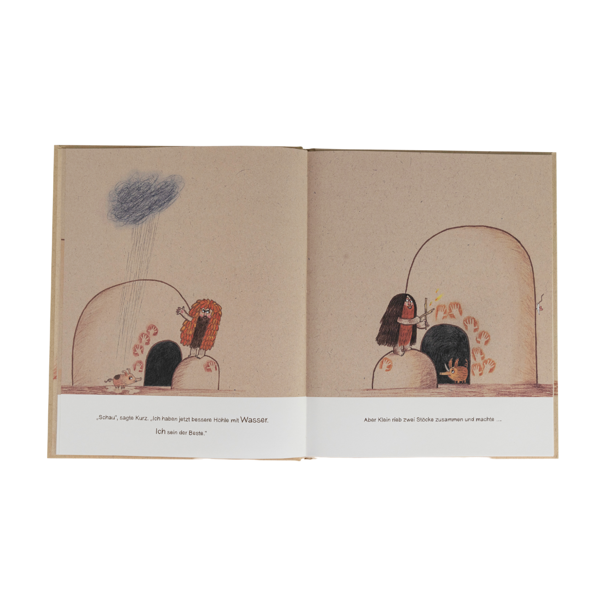 Ein aufgeschlagenes Exemplar von "Kurz und Klein" von Alastair Chisholm zeigt auf einer Seite ein Kind unter einer Regenwolke und zwei Kinder, die mit Stöcken an kuppelförmigen Gebilden arbeiten, wobei eines lächelt und herausschaut.