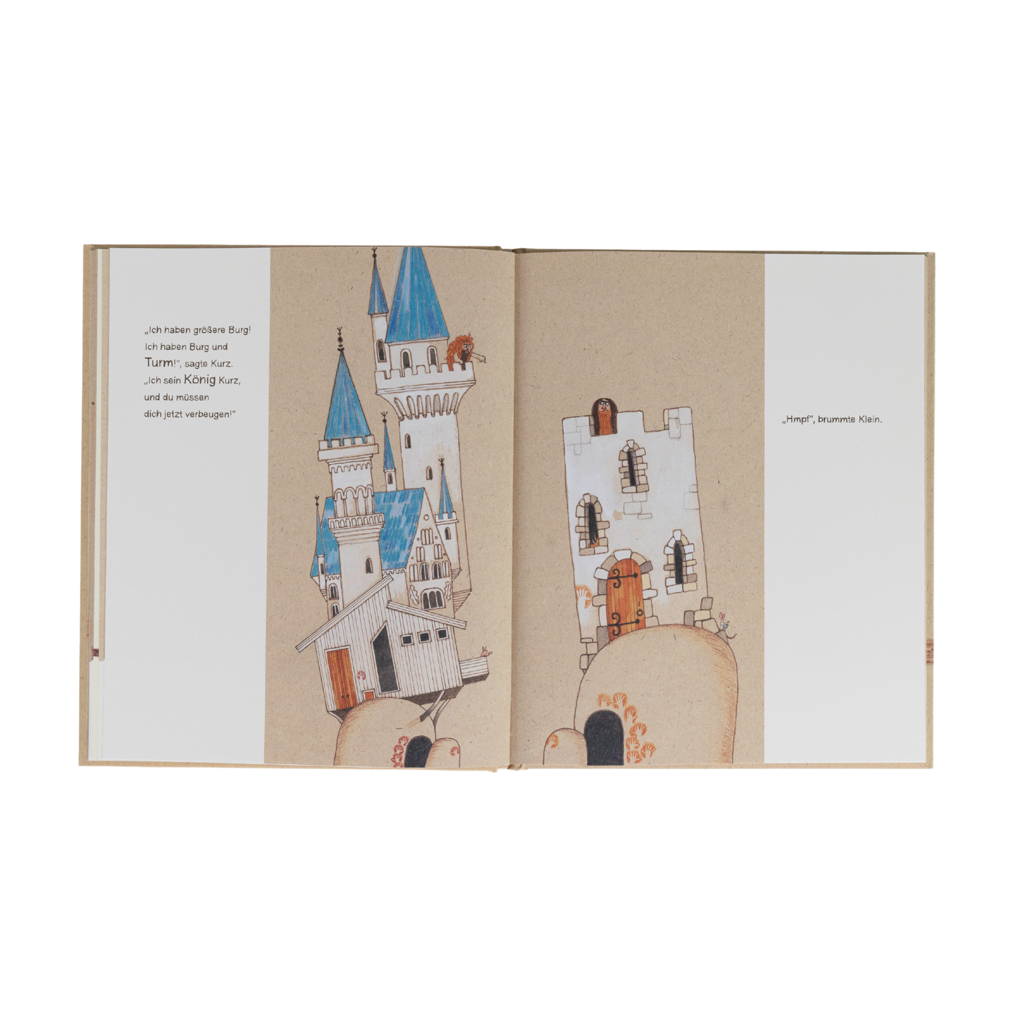 Eine illustrierte Doppelseite aus "Kurz und Klein" von Alastair Chisholm zeigt ein skurriles Schloss mit blauen Dächern und einem weißen Turm auf einem braunen Hügel, mit Text auf beiden hellbraunen Seiten.