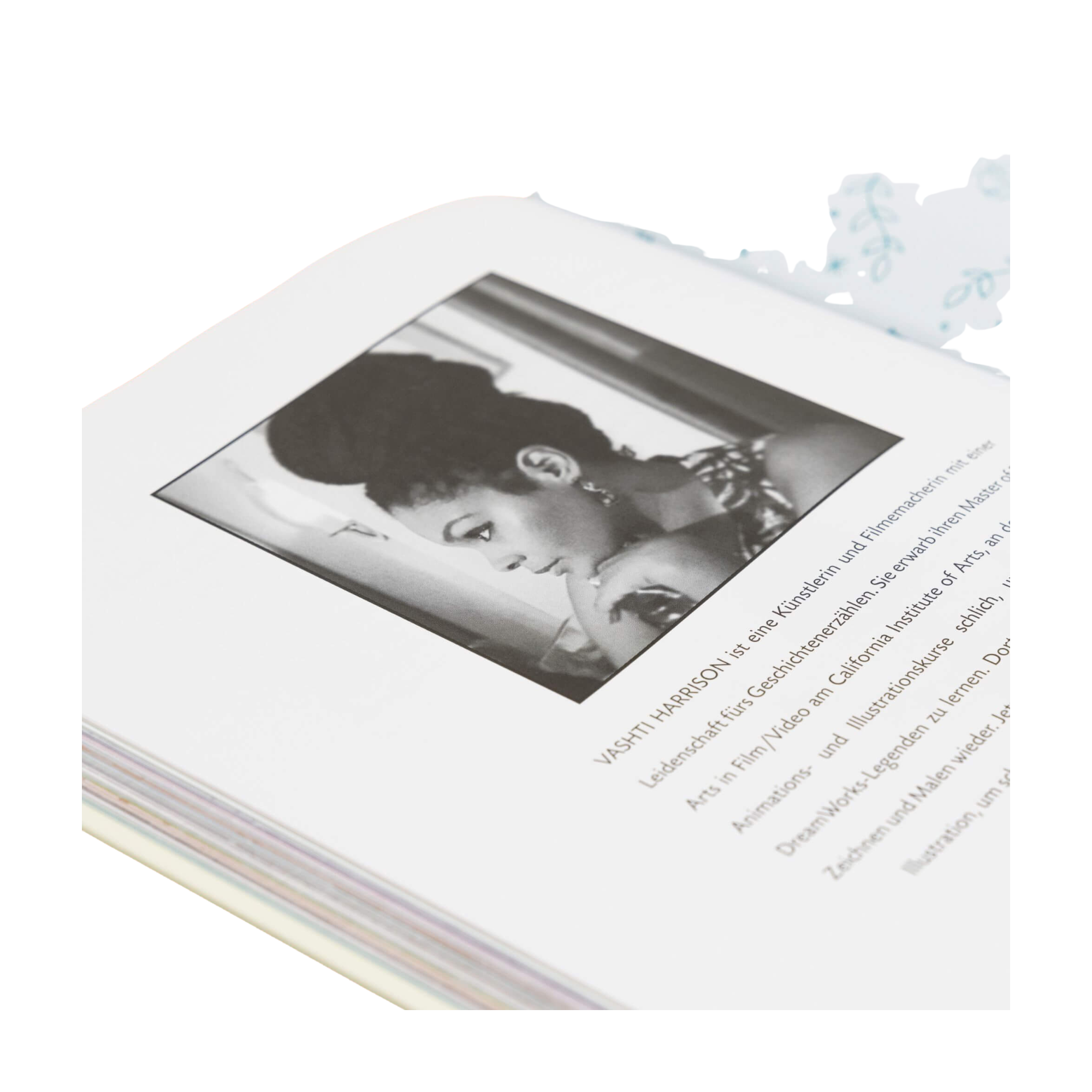 Ein aufgeschlagenes Buch aus Vashti Harrisons "Little Leaders" zeigt ein Schwarz-Weiß-Profilfoto der Autorin, darunter etwas Text.