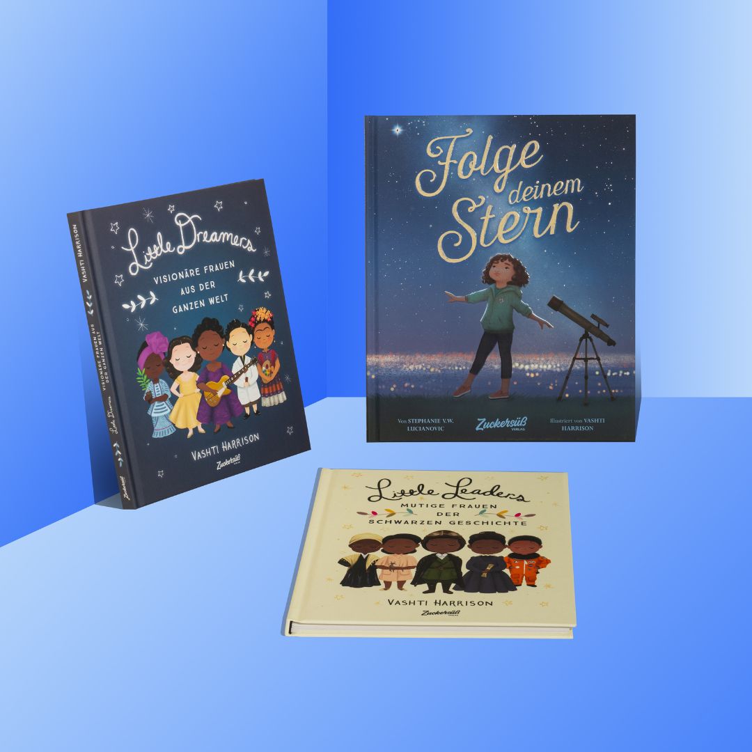 Drei Kinderbücher aus dem Magic Dreamer Set des Zuckersüß Verlags stehen auf einem blauen Hintergrund mit Farbverlauf. Das Set enthält inspirierende Bücher für Mädchen und Vorbilder für Kinder mit unterschiedlichen Charakteren.