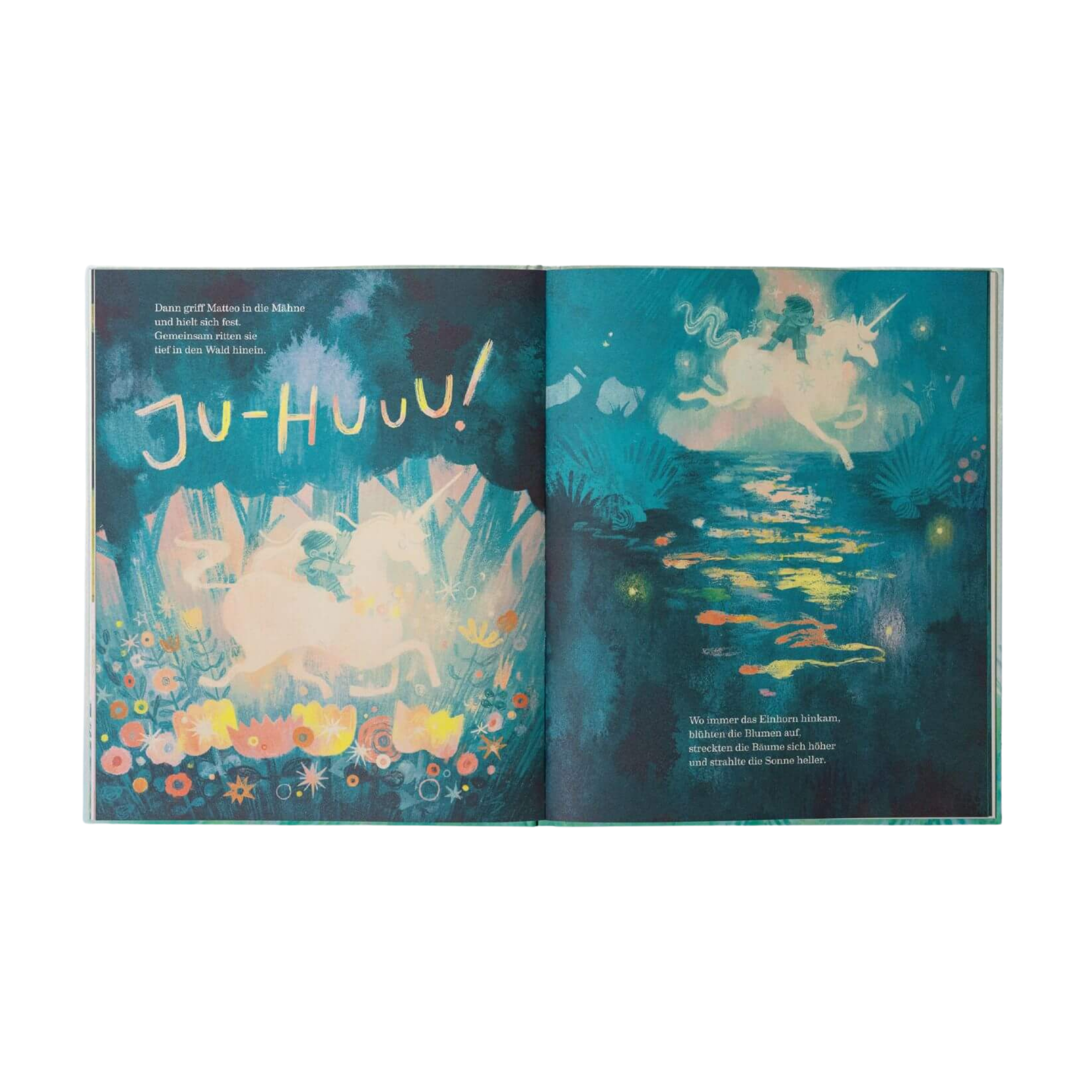 Eine illustrierte Buchseite aus "Matteo glaubt an Einhörner" von Jackie Azúa Kramer & Jonah Kramer zeigt ein leuchtendes Einhorn und ein Kind, die durch einen magischen Wald mit bunten Blumen, einem glitzernden Teich und JU-HUUU! in fetten Buchstaben reiten.