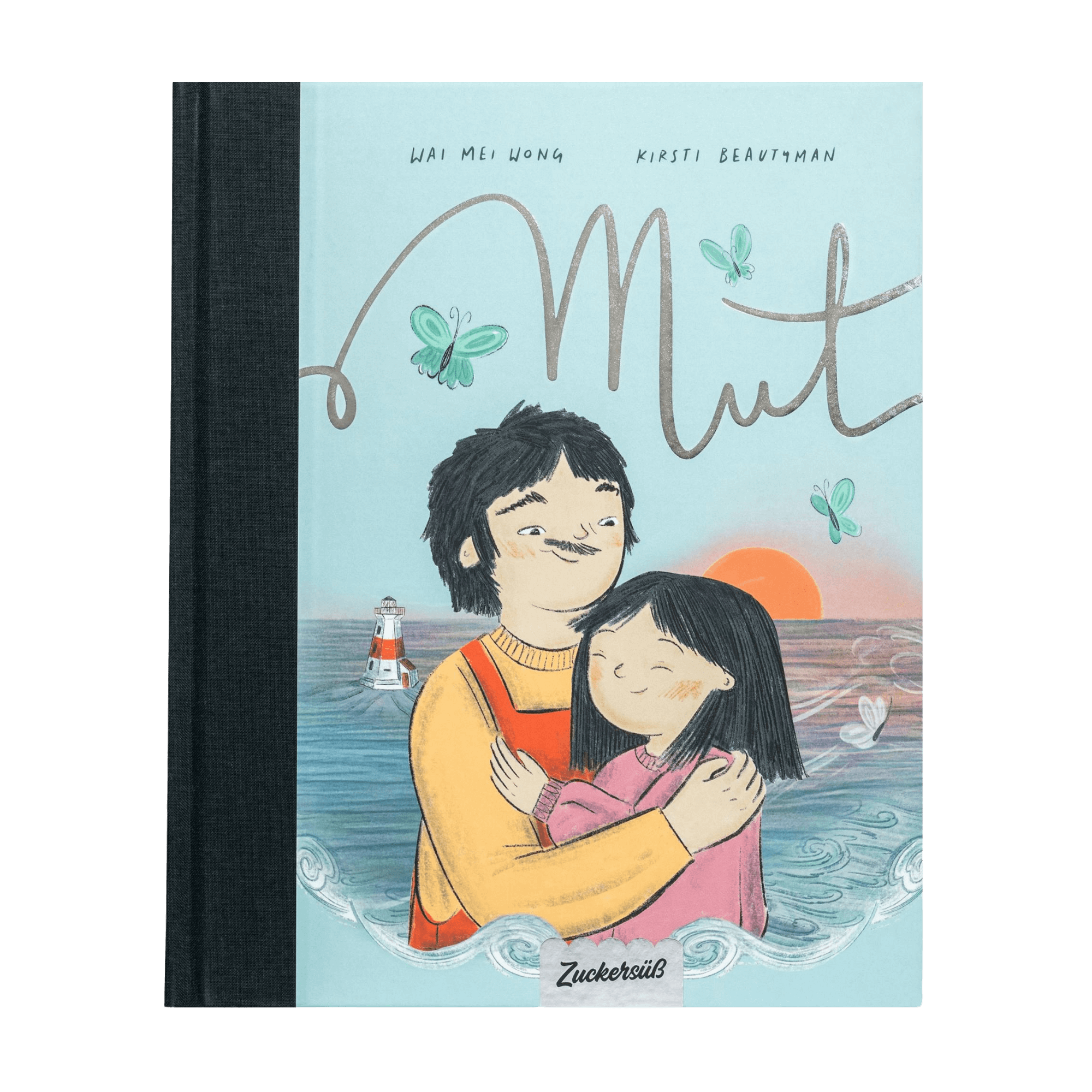 Das Cover von "Mut" von Wai Mei Wong zeigt einen lächelnden Erwachsenen und ein Kind, die sich am Meer umarmen, mit Schmetterlingen, einem Leuchtturm und Wellen im Hintergrund. Oben stehen der Titel und der Markenname.