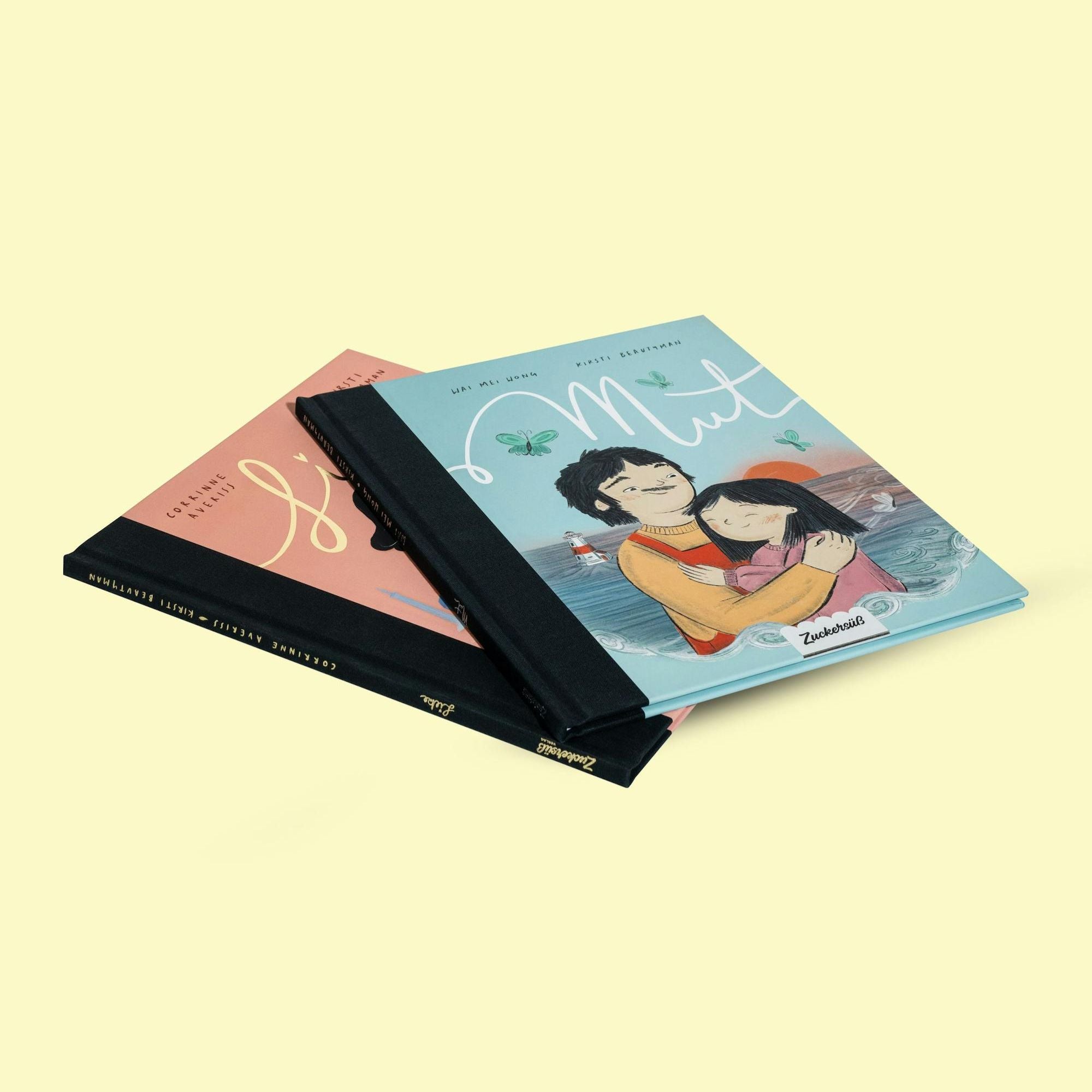 Das Vorteilspaket "Mut & Liebe" vom Zuckersüß Verlag enthält zwei Bilderbücher mit blauem und pfirsichfarbenem Cover, die kindgerecht Gefühle und Zusammenhalt vermitteln.