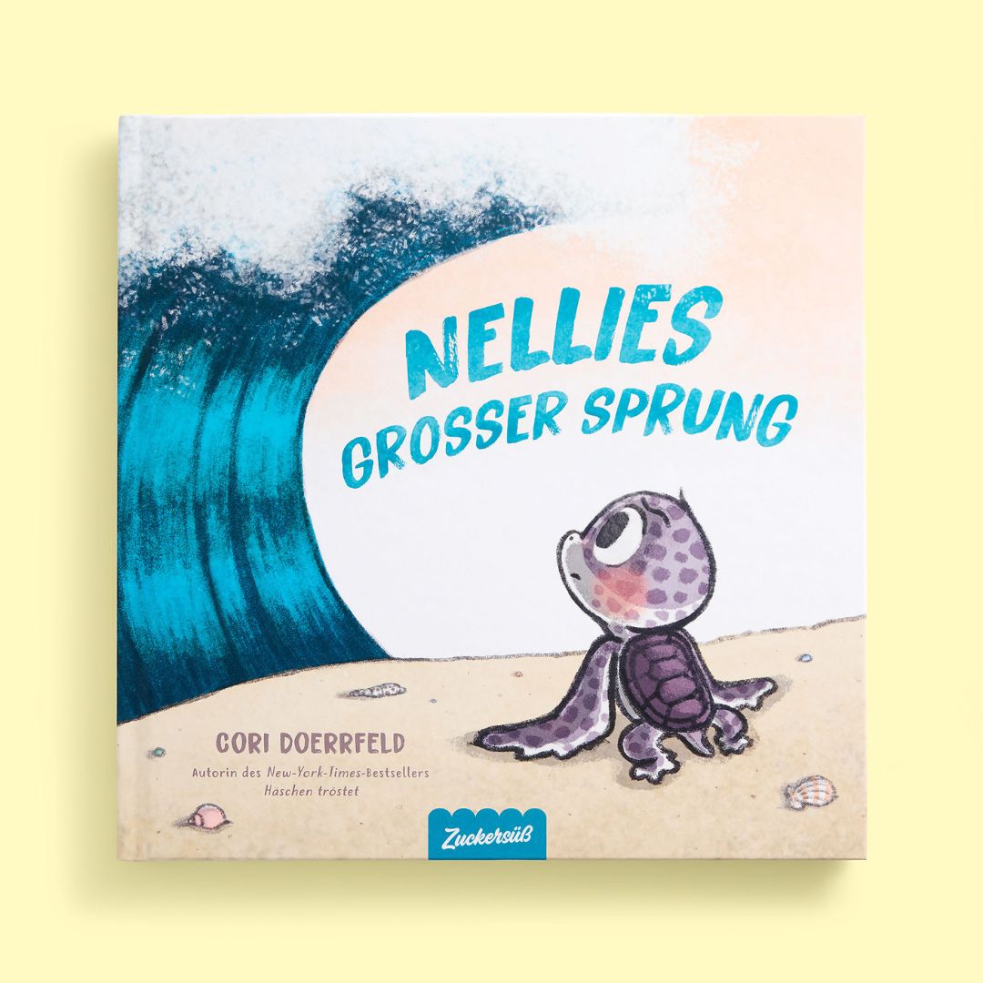 Das Kinderbuchcover "Nellies großer Sprung" vom Zuckersüß Verlag zeigt eine mutige, illustrierte Wasserschildkröte am Strand vor einer großen blauen Welle. Cori Dörrfeld als Autorin wird unten genannt und die innere Stärke spiegelt sich im Bild wider.