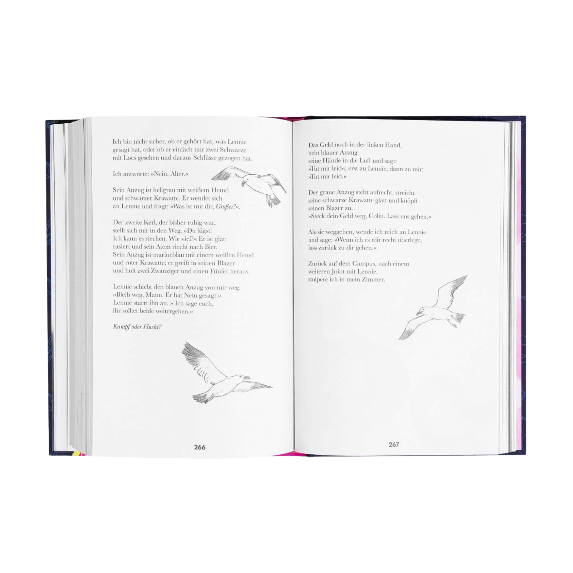 Ein aufgeschlagenes Exemplar von "Der Schwarze Flamingo" von Dean Atta liegt auf einer schlichten weißen Fläche und zeigt die Seiten 266 und 267 mit einem Text über Migration und einfachen Strichzeichnungen von fliegenden Vögeln auf jeder Seite.