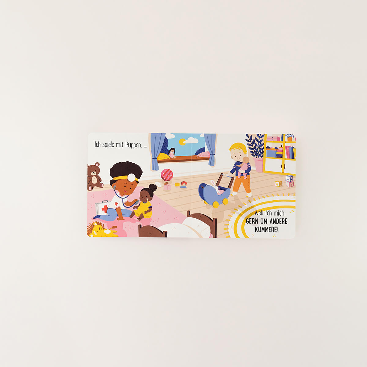 Die Kinderbuch-Illustration zeigt zwei Kinder im gemütlichen Raum mit Spielzeug. Die Zeile aus "Spielzeug ist für alle da & Kleidung ist für alle da" (Zuckersüß Verlag) betont: Ich spiele mit Puppen... Ich kümmere mich gerne um andere!.