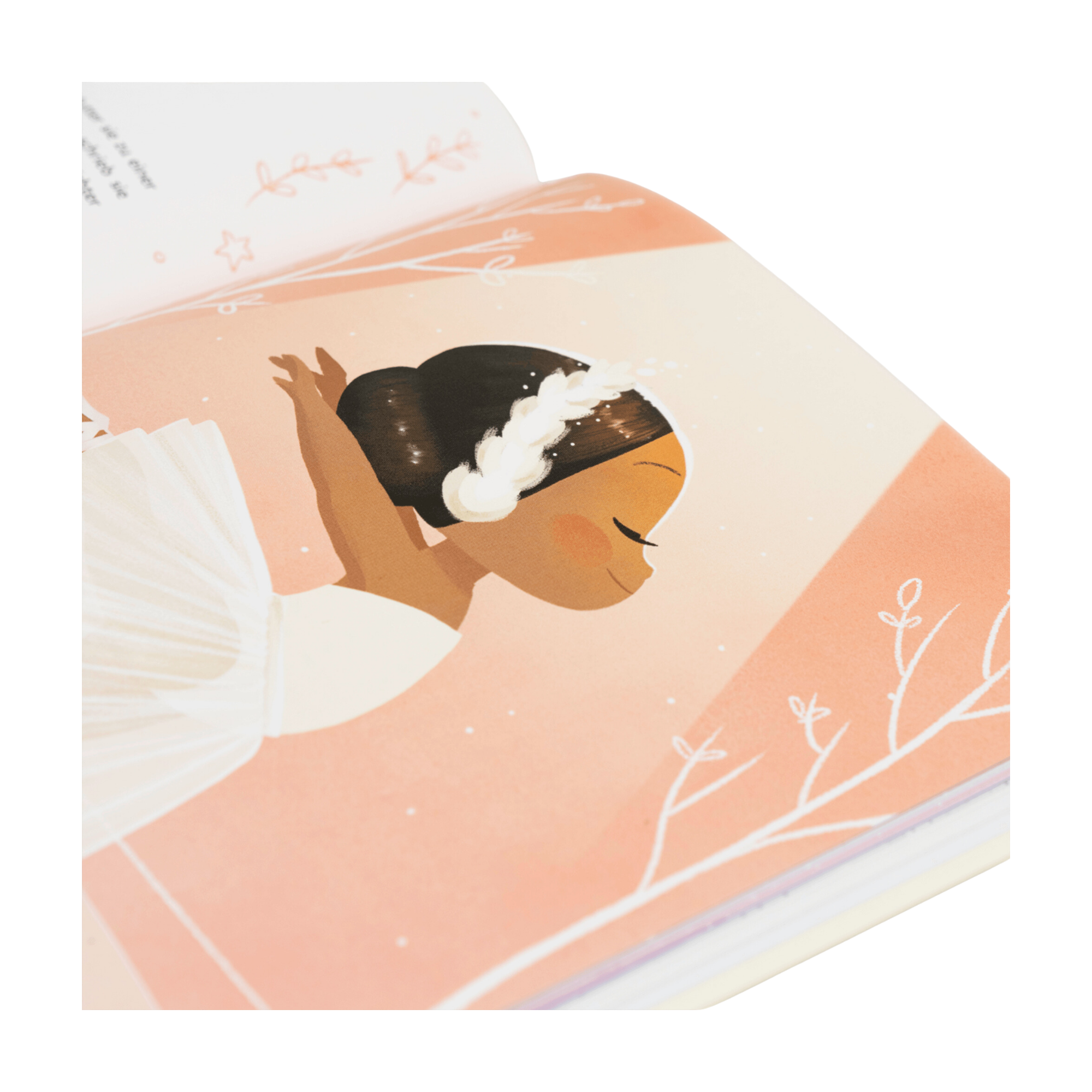 Eine Bildseite aus „Little Leaders“ von Vashti Harrison, enthalten im „Paket für starke Mädchen“ vom Zuckersüß Verlag, zeigt ein dunkelhäutiges Kind mit geflochtenem Haar in einem weißen Kleid, die Arme ausgebreitet, voller Anmut und Selbstbewusstsein. Der zartrosa Hintergrund mit weißen floralen Akzenten verleiht der Illustration eine elegante und inspirierende Stimmung.