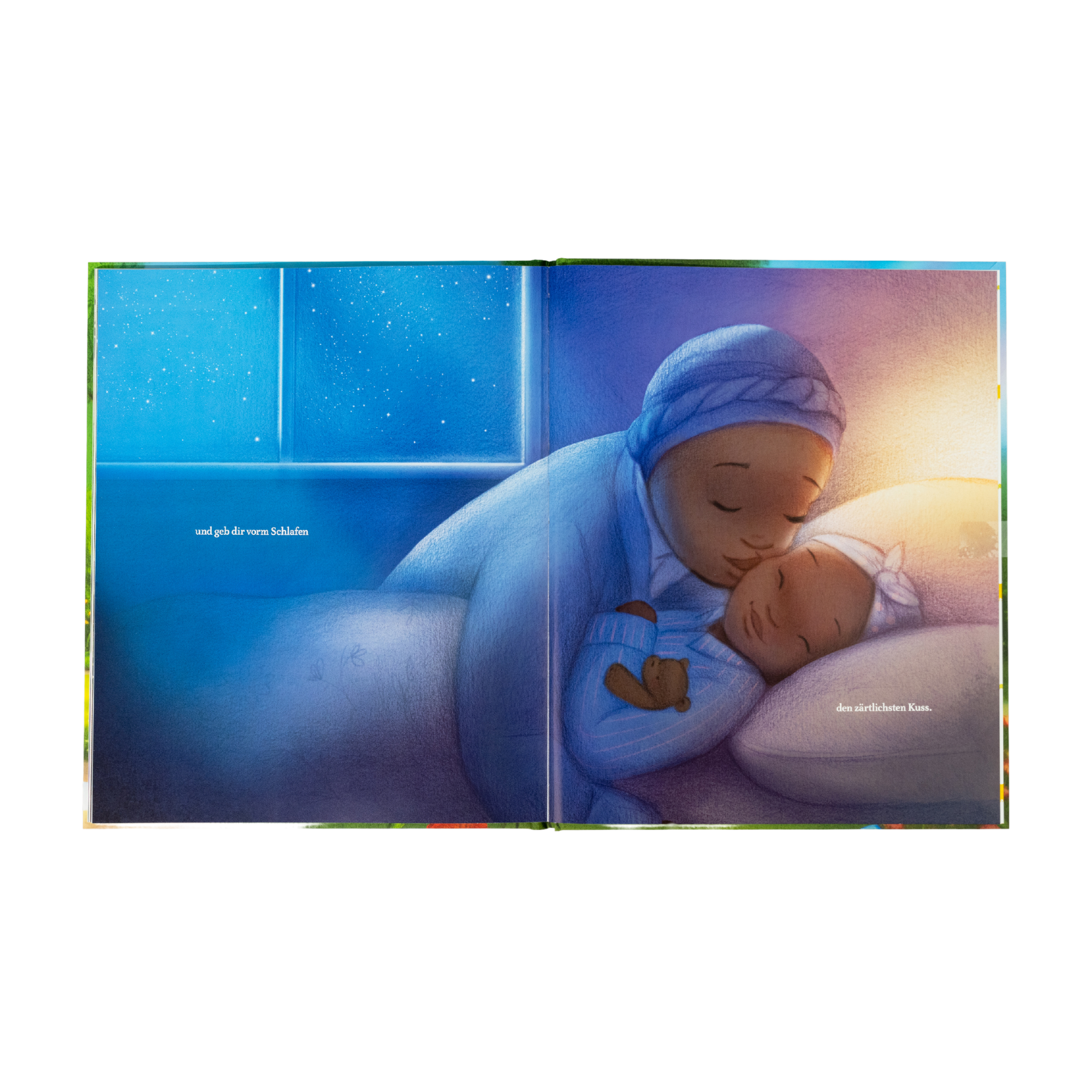 Eine illustrierte Doppelseite aus "Wie ich dich liebe" von Andrea Beaty zeigt einen Erwachsenen und ein schlafendes Kind, die sich unter einem sternenklaren Nachthimmel, der in sanfte Blau- und Violetttöne getaucht ist, ins Bett kuscheln. Der Text erscheint auf beiden Seiten und sorgt für eine gemütliche Stimmung im Bett.