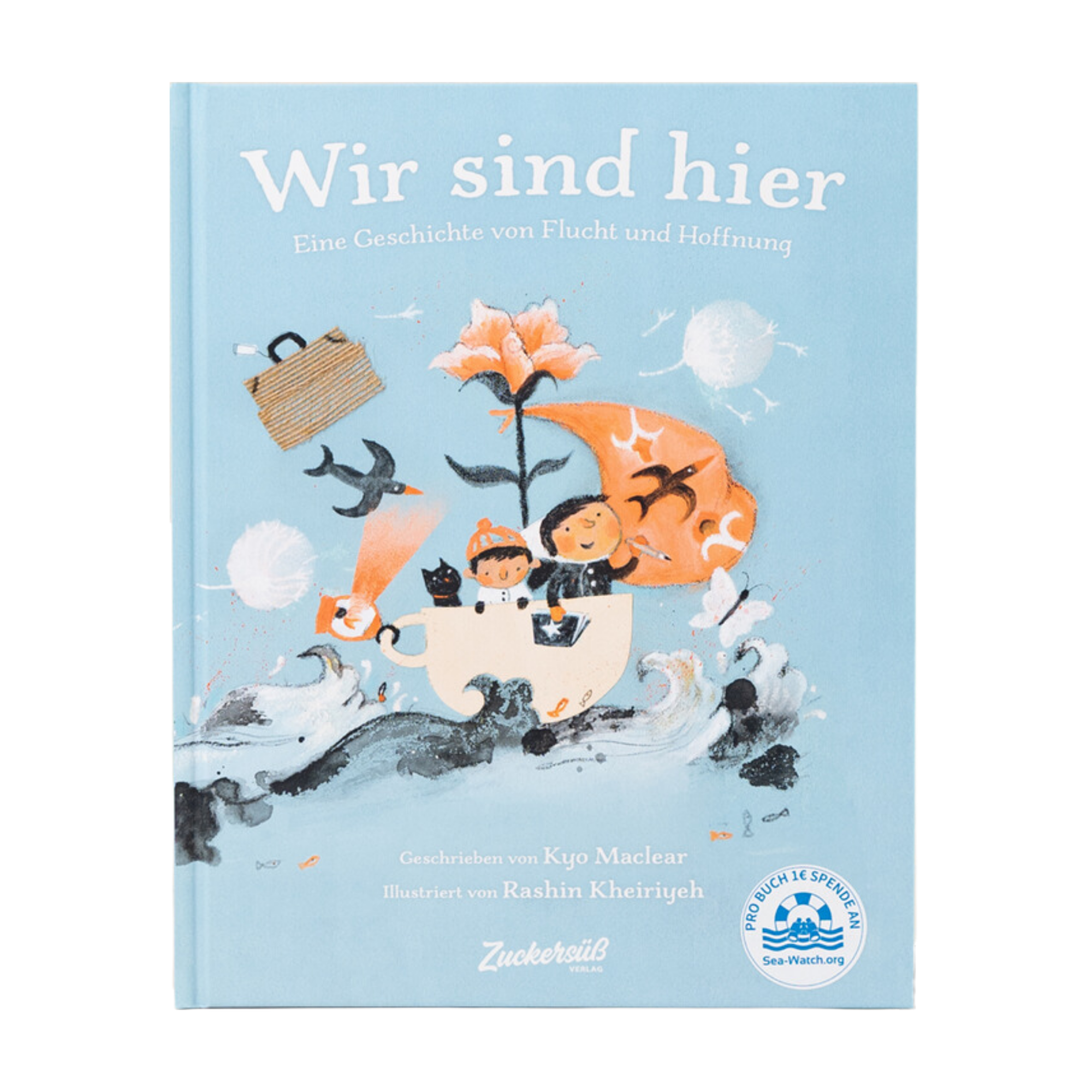 Das Bild zeigt das Cover von "Wir sind hier" von Kyo Maclear, das zwei Menschen in einem Papierboot inmitten von Wasser und Tieren zeigt. Sanfte Blau- und Orangetöne evozieren Empathie und die Suche nach Heimat.