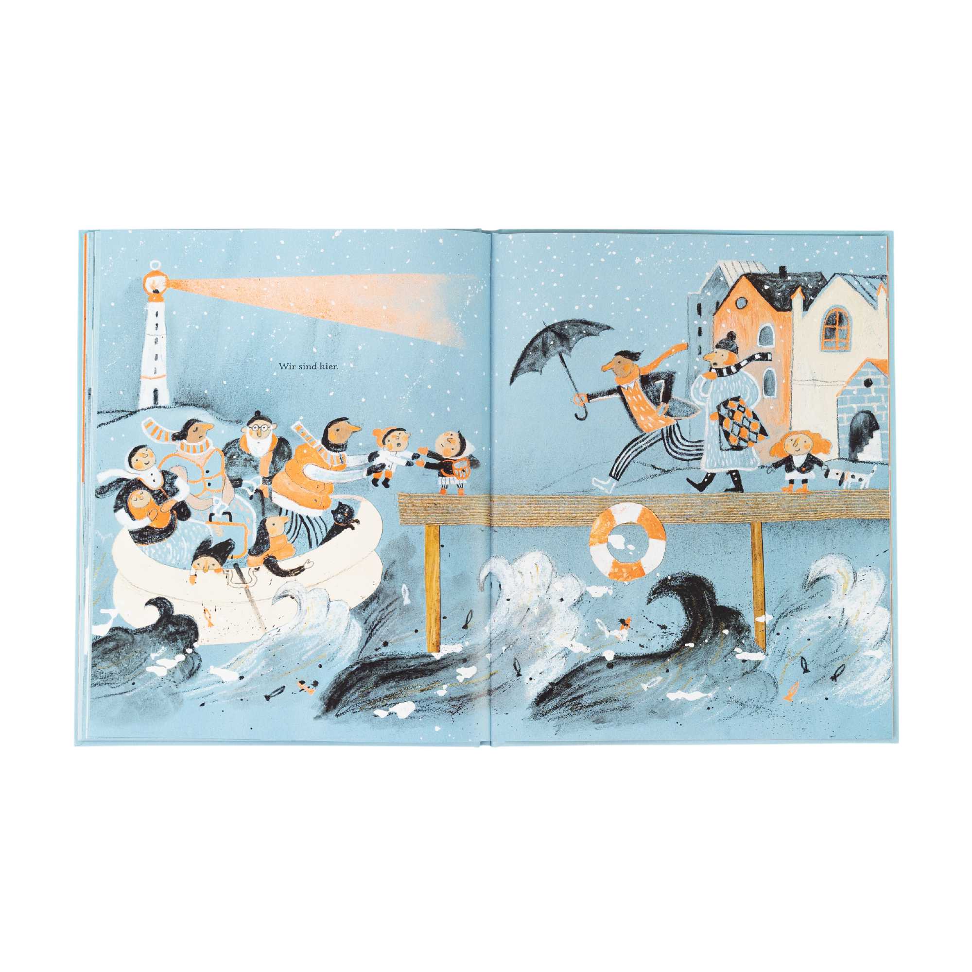 Eine Doppelseite aus dem Bilderbuch „Wir sind hier“ von Kyo Maclear zeigt eine stürmische Szene: Links sitzen mehrere Menschen in einem Rettungsboot auf rauer See, während ein Leuchtturm den Weg weist. Rechts eilen Menschen über einen Steg mit Regenschirm und Hund, um die Ankommenden zu empfangen. In der Mitte reichen sich zwei Kinder die Hände. Der Text lautet: „Wir sind hier.“