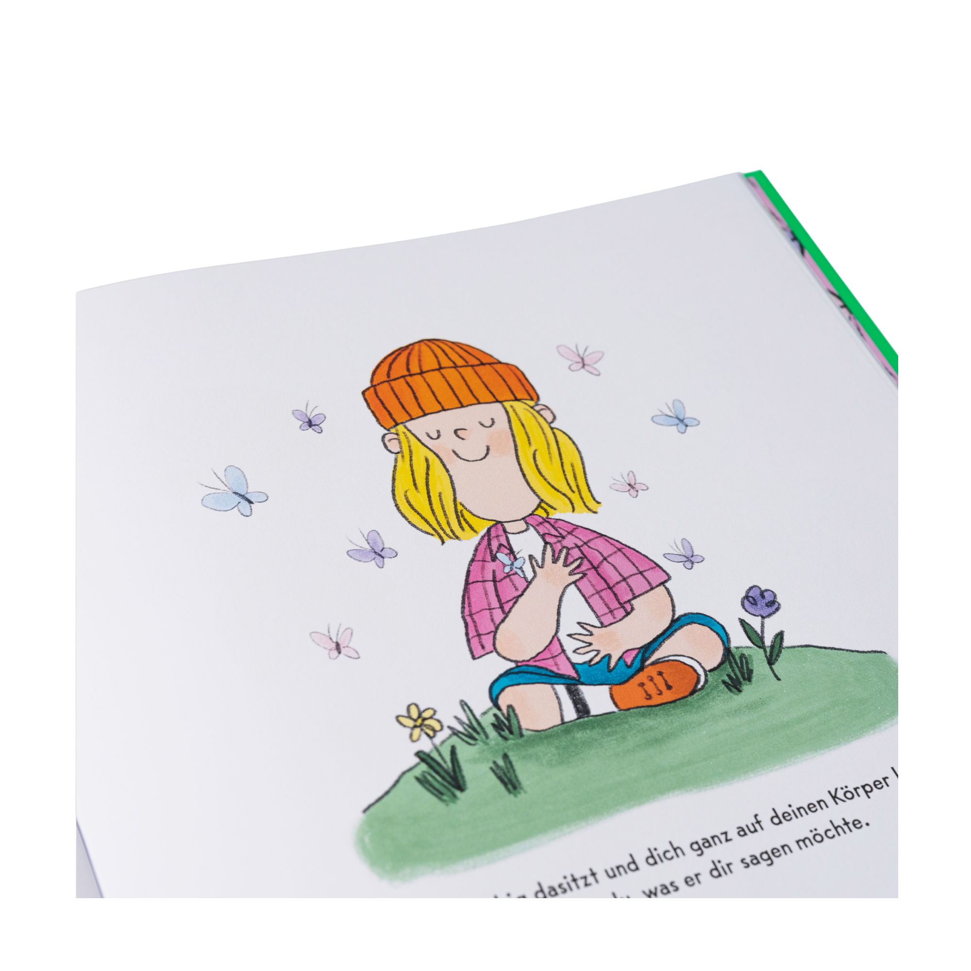 Eine illustrierte Seite aus "Ich bin zart. Ich bin stark." von Jessica Sanders zeigt eine lächelnde Person mit einer orangefarbenen Mütze, die im Schneidersitz im Gras mit Blumen und Schmetterlingen sitzt und voller Selbstakzeptanz ist.