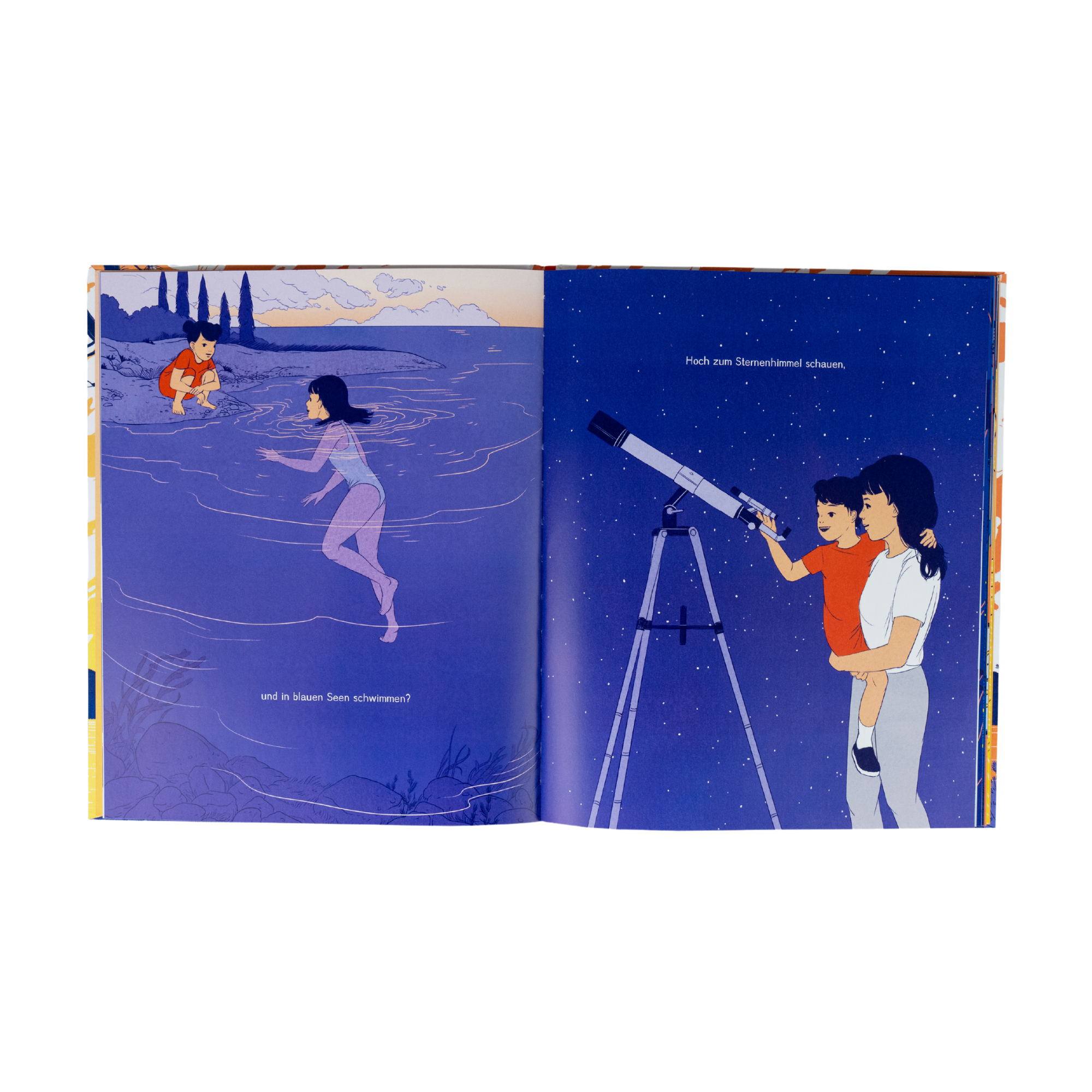 Doppelseite aus "Zusammen" von Julia Kuo: Links schwimmt eine erwachsene Person im blauen See, ein Kind hockt am Ufer. Rechts betrachtet ein Kind gemeinsam mit einer Frau durch ein Teleskop den Sternenhimmel. Beide Szenen sind in stimmungsvollen Farben gehalten, begleitet von Text.