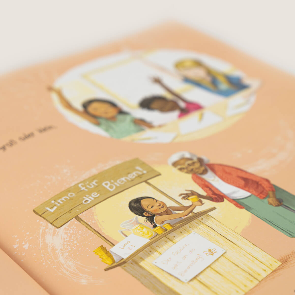 Illustration zu "Ein Mädchen wie du" von Frank & Carla Murphy: Ein selbstbewusstes Kind verkauft am Stand "Limo für die Bienen!". Eine ältere Person kauft ein Getränk, Kinder und ein Erwachsener winken freudig aus dem Fenster.