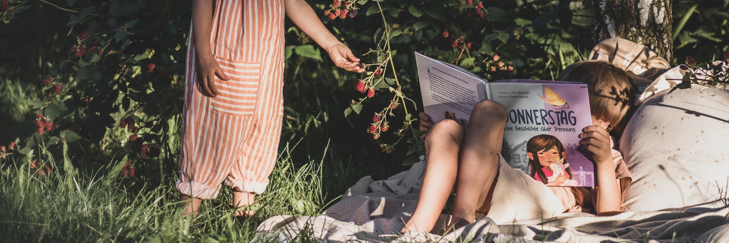 Zwei Kinder lesen "Donnerstag" in der Natur