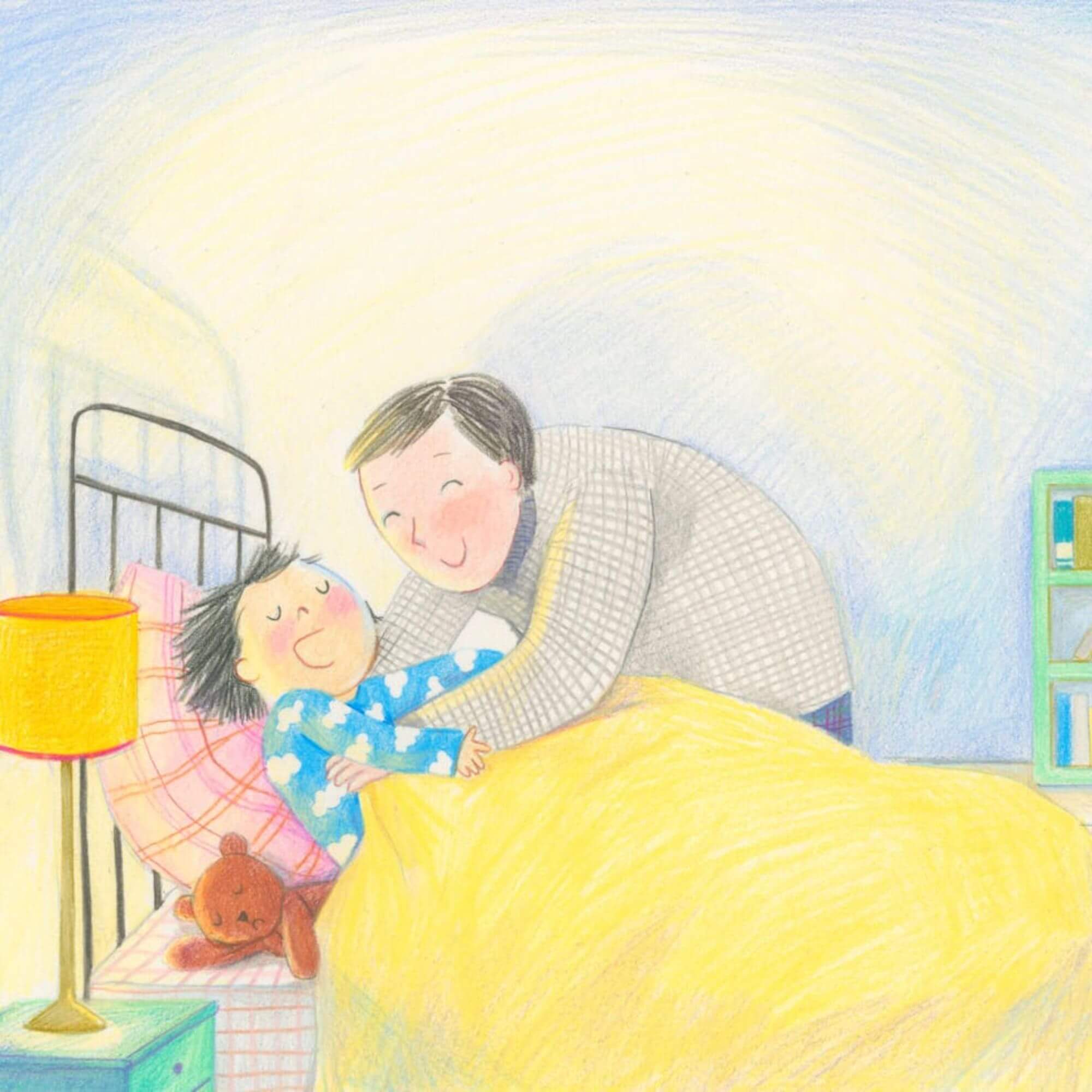 Eine Illustration aus "So ein mieser Tag" von Chelsea Lin Wallace zeigt einen Erwachsenen, der ein Kind mit einem Teddybär ins Bett bringt, während eine sanfte Nachttischlampe ihr gemütliches, in Pastellfarben gehaltenes Zimmer beleuchtet.