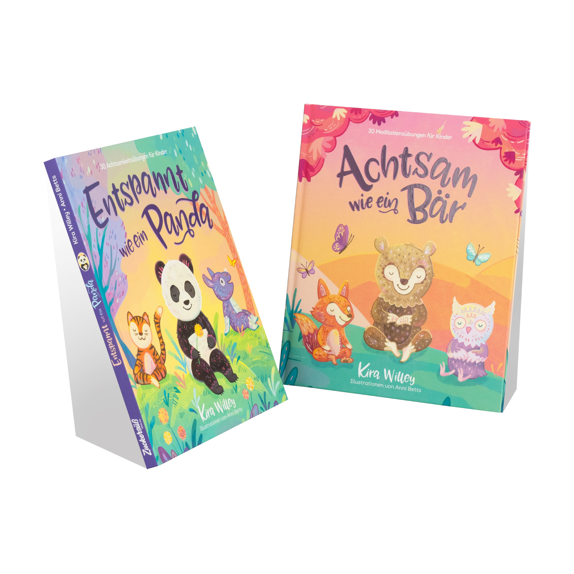 Zwei farbenfrohe Kinderbücher aus dem Doppelset „Achtsamkeit im Doppelpack“ vom Zuckersüß Verlag stehen nebeneinander: „Entspannt wie ein Panda“ und „Achtsam wie ein Bär“. Die Cover zeigen niedlich illustrierte Tiere in entspannter Haltung, umgeben von Naturmotiven.