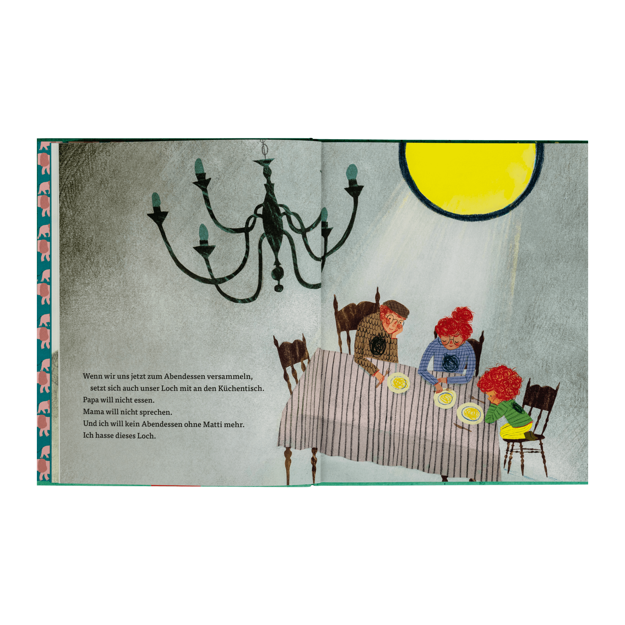 Eine vierköpfige Familie mit roten Haaren versammelt sich in „Das Loch" von Lindsay Bonilla unter einem großen schwarzen Kronleuchter um einen Esstisch und teilt Essen und Erinnerungen, während der Text neben einem hellen gelben Licht erscheint, das darüber leuchtet.