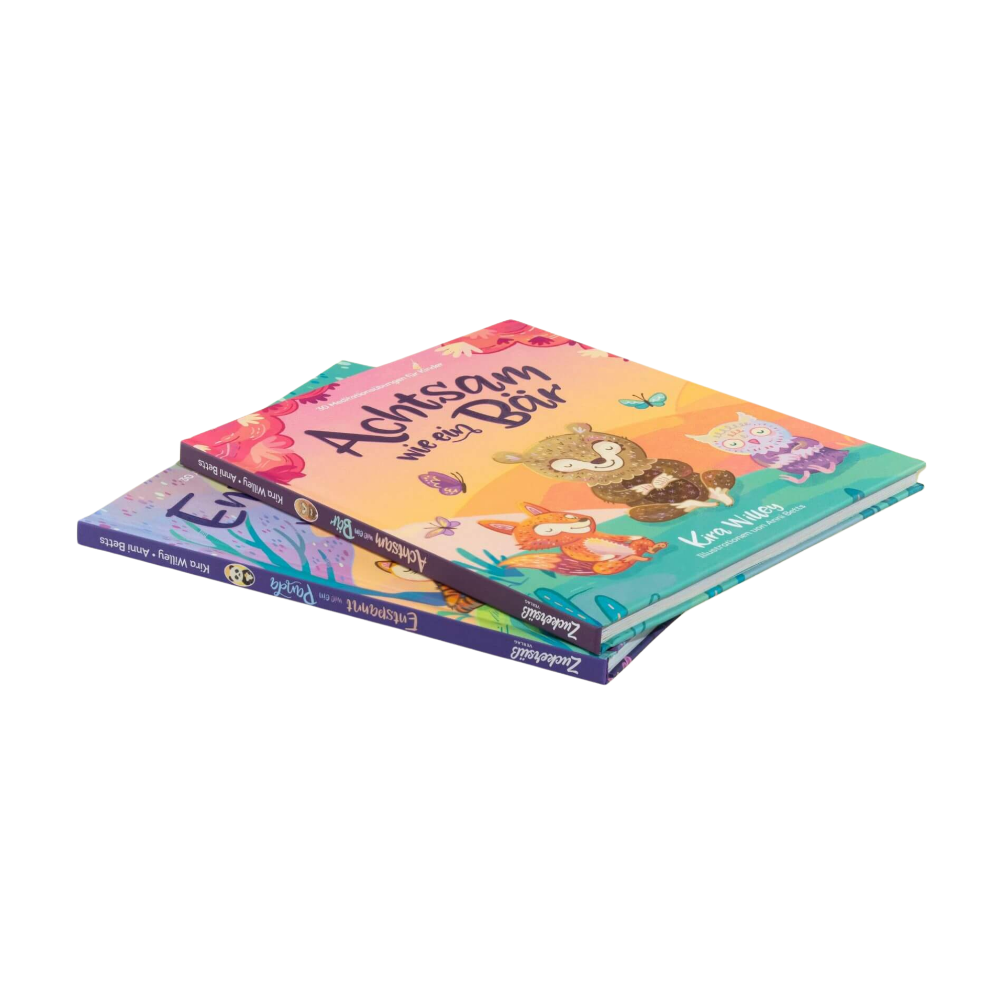Zwei farbenfrohe Kinderbücher aus dem Zuckersüß Verlag liegen übereinander gestapelt. Das Paket „Achtsamkeit im Doppelpack“ enthält Titel wie „Achtsam wie ein Bär“, dessen Cover Tierfiguren beim Meditieren in einer bunten Natur zeigt. 