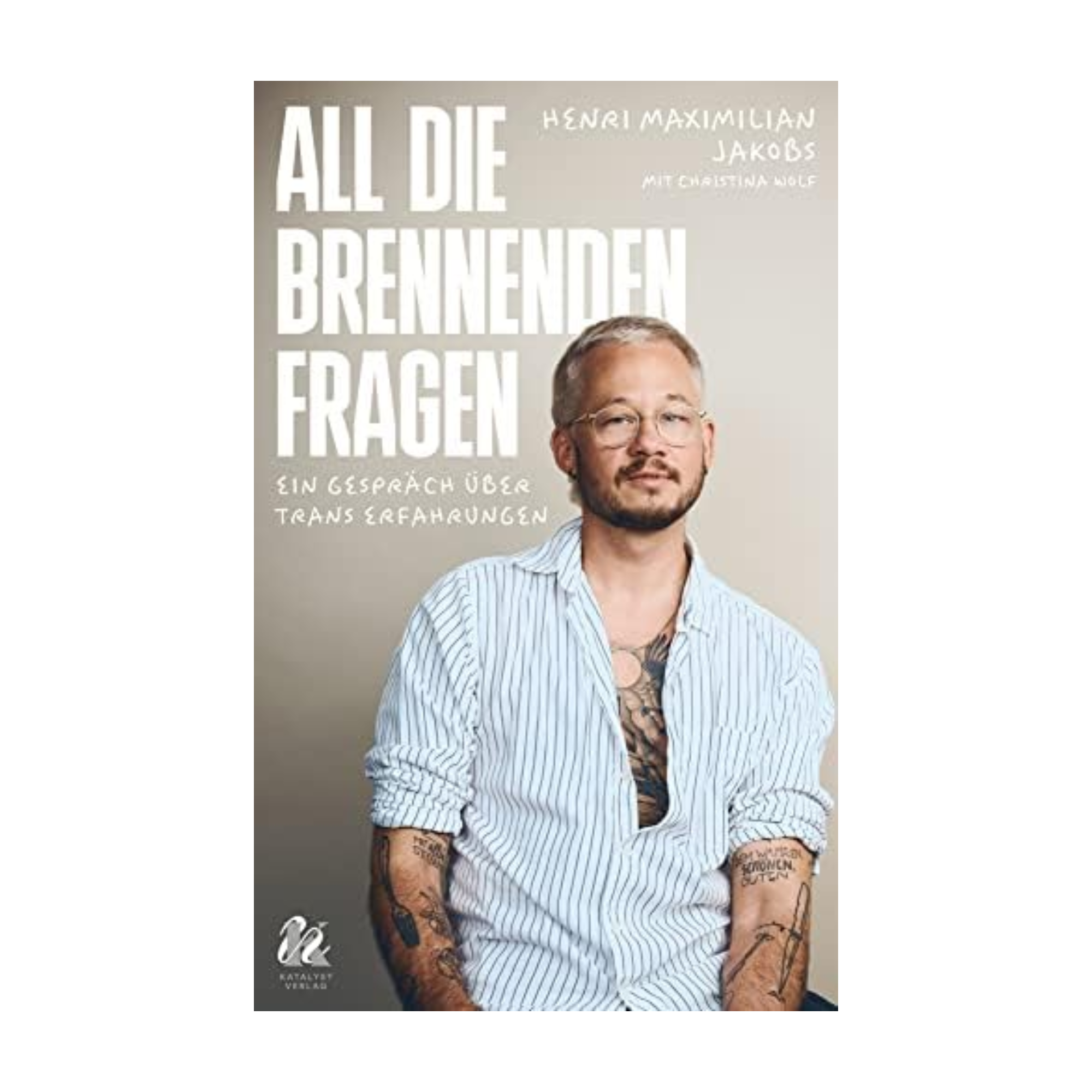 Buchumschlag von "All die brennenden Fragen" von Henri Maximilian Jakobs mit Christina Wolf, zeigt Jakobs mit Brille und gestreiftem Hemd, mit Tattoos, der sich mit trans Realitäten und Identität beschäftigt. 