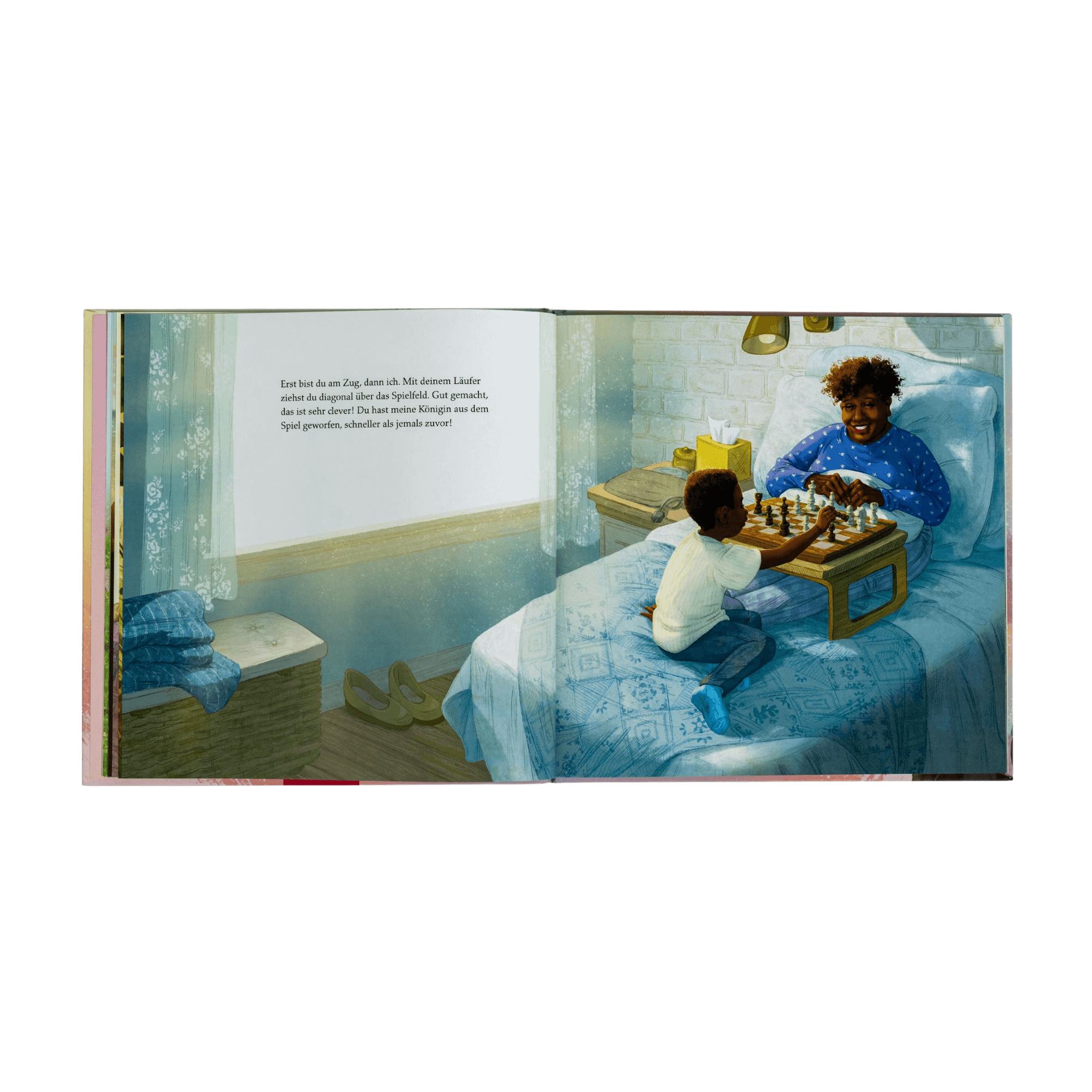 Eine erwachsene Person lächelt in einem gemütlichen Krankenhauszimmer und spielt Schach mit einem kleinen Kind. Das weiche Licht offenbart Wärme und Zusammengehörigkeit und erinnert an Caroline Cupps 