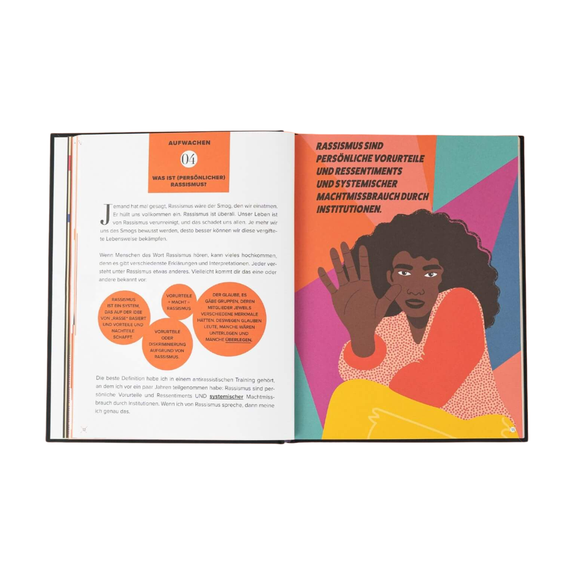 Eine aufgeschlagene Seite von "Das Buch vom Antirassismus" von Tiffany Jewell zeigt auf der linken Seite Text, orangefarbene Grafiken und ein Flussdiagramm; auf der rechten Seite ist eine Person mit dunklem, lockigem Haar und einem fetten Zitat über Rassismus abgebildet.