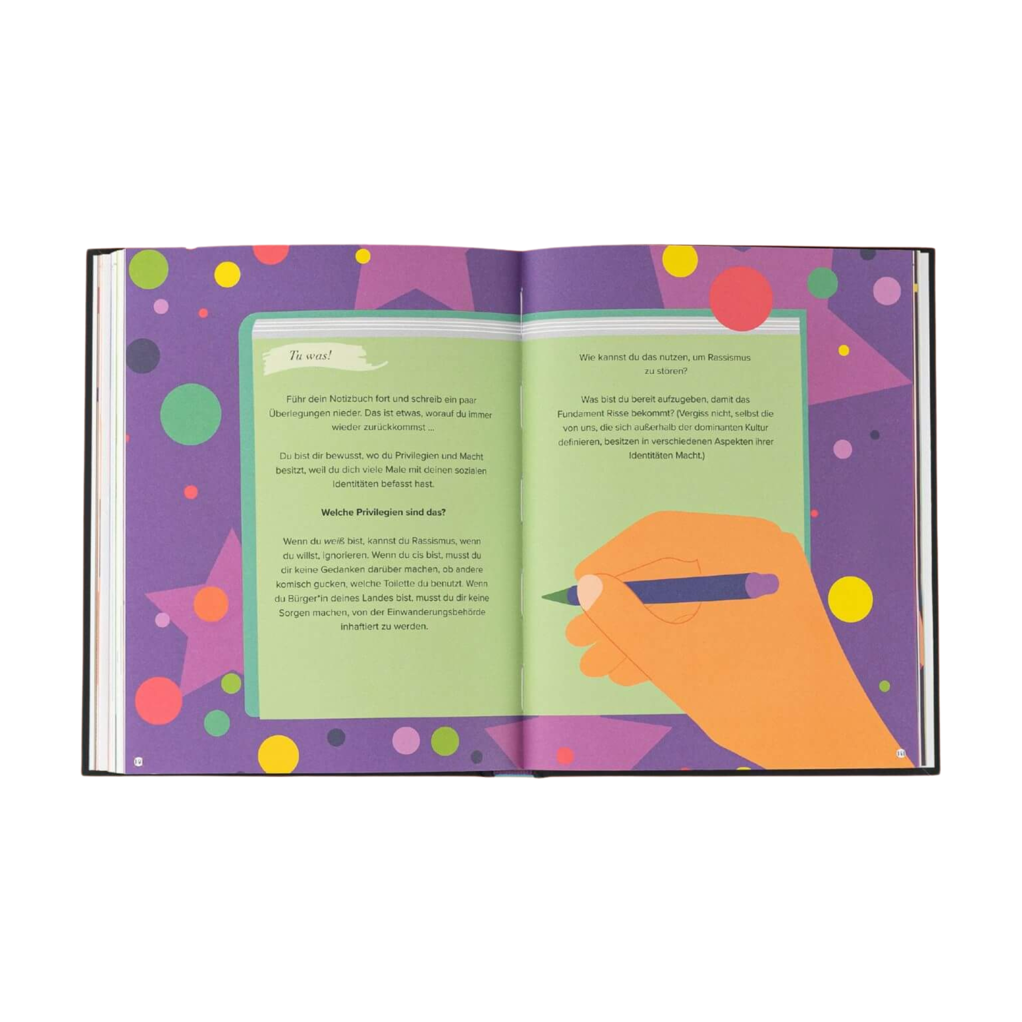 Eine illustrierte Doppelseite aus "Das Buch vom Antirassismus" von Tiffany Jewell hat einen lila Hintergrund mit bunten Punkten. Auf der linken Seite steht in einem grünen Kasten ein Text über soziale Identität, und die rechte Seite zeigt eine Hand mit Stift, ebenfalls mit grünem Text.