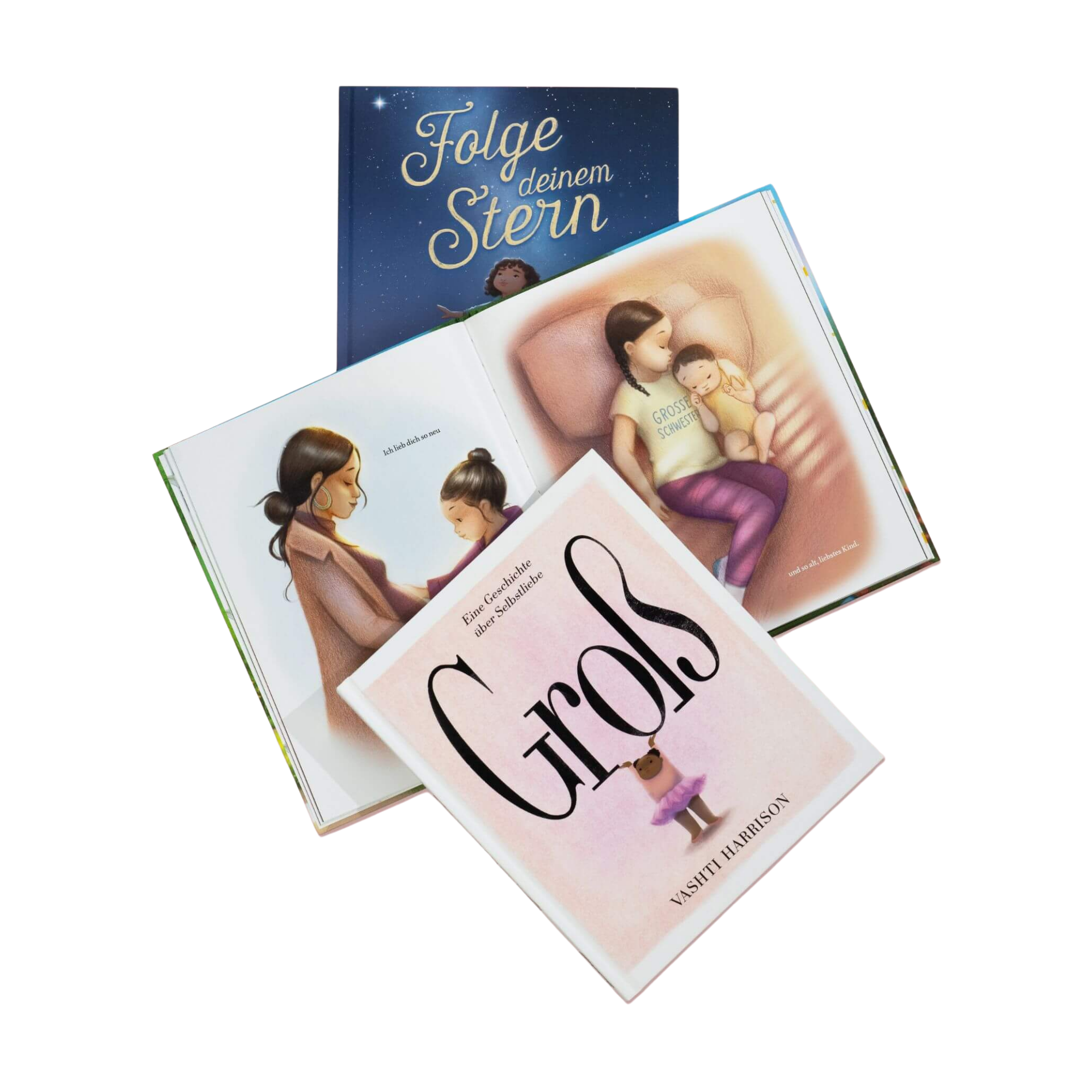 Drei Kinderbücher liegen überlappend aufeinander: Oben ist das Cover von „Folge deinem Stern“ mit goldener Schrift auf nachtblauem Hintergrund zu sehen. Ein aufgeschlagenes Buch zeigt Illustrationen von Müttern mit Kindern. Darauf liegt das Buch „Groß“ mit dem Untertitel „Eine Geschichte über Selbstliebe“ und einer tanzenden Figur auf rosafarbenem Cover.