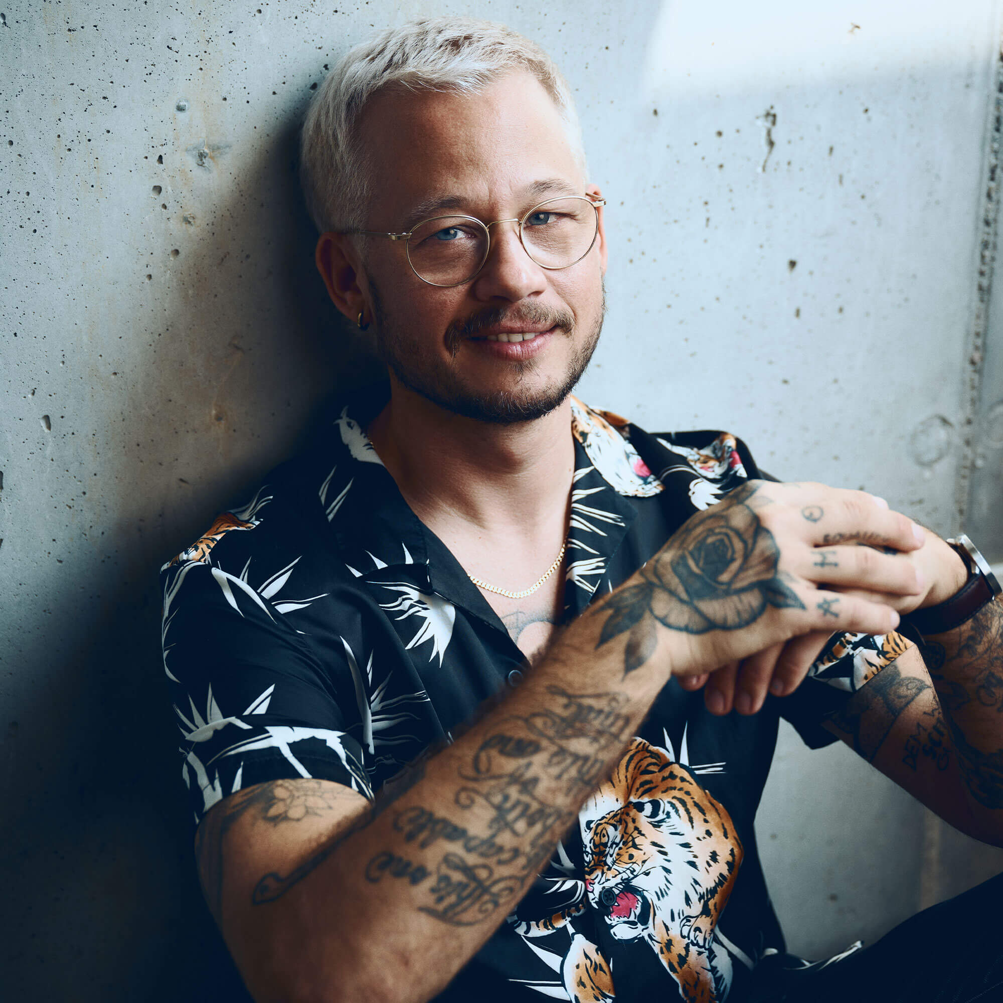 Henri Maximilian Jakobs sitzt mit seinem Buch 