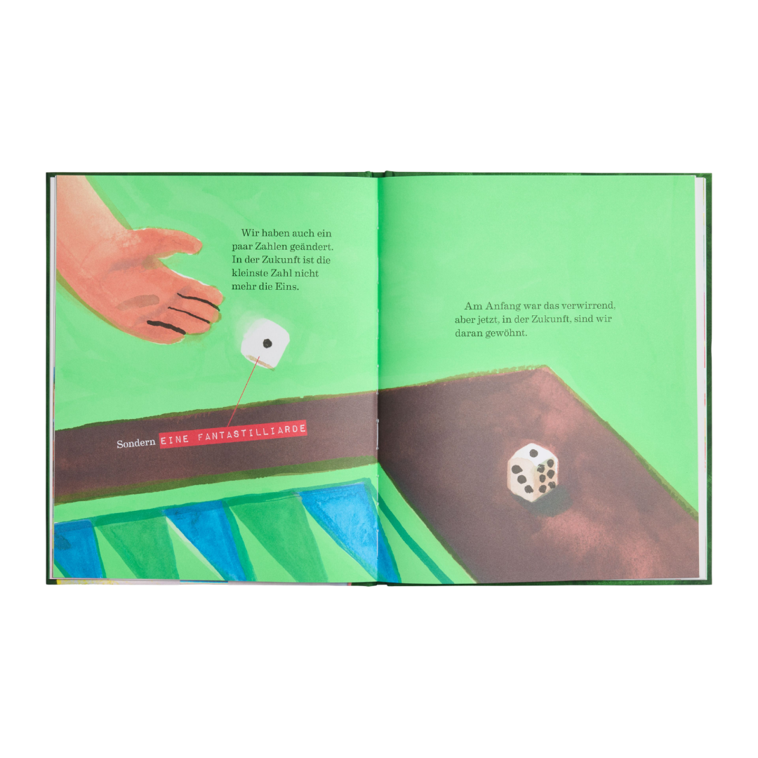 Eine illustrierte Bilderbuch-Doppelseite zeigt eine Hand, die gerade dabei ist, einen Würfel auf ein grünes Brett zu werfen. Auf beiden Seiten ist deutscher Text zu sehen, wobei ein roter Rahmen einen Teil des Textes auf der linken Seite hervorhebt – ideal für Kinder, die „Das Buch aus der Zukunft“ vom Zuckersüß Verlag entdecken.