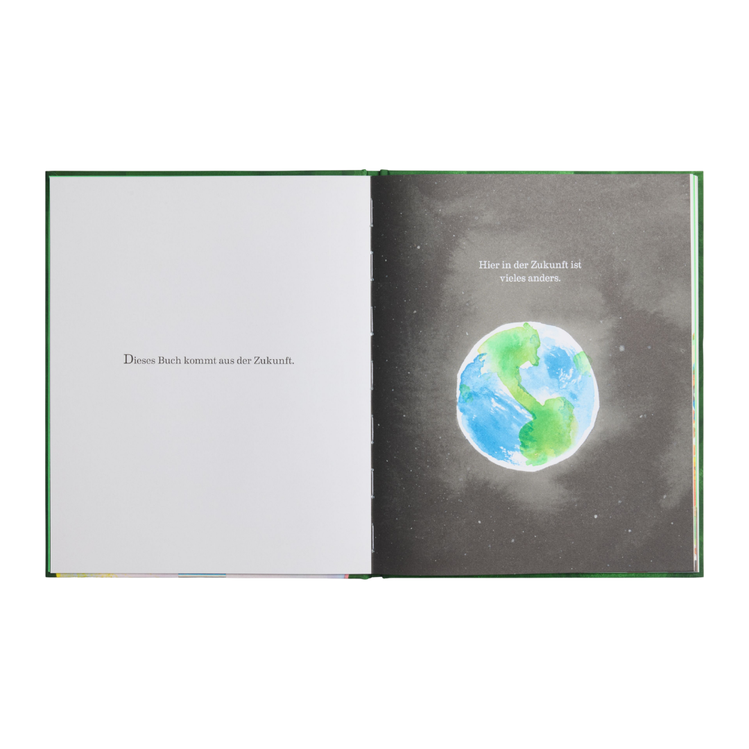 Ein aufgeschlagenes Exemplar von „Das Buch aus der Zukunft“ aus dem Zuckersüß Verlag zeigt links deutschen Text und rechts eine Illustration der Erde im Weltraum. Auf der rechten Seite steht: „Hier in der Zukunft ist vieles anders.“ Auf der linken Seite steht: „Dieses Buch kommt aus der Zukunft.“ „Das Buch aus der Zukunft“ ist perfekt für Kinder geeignet und lädt junge Leser dazu ein, sich vorzustellen, was die Zukunft bringen könnte.