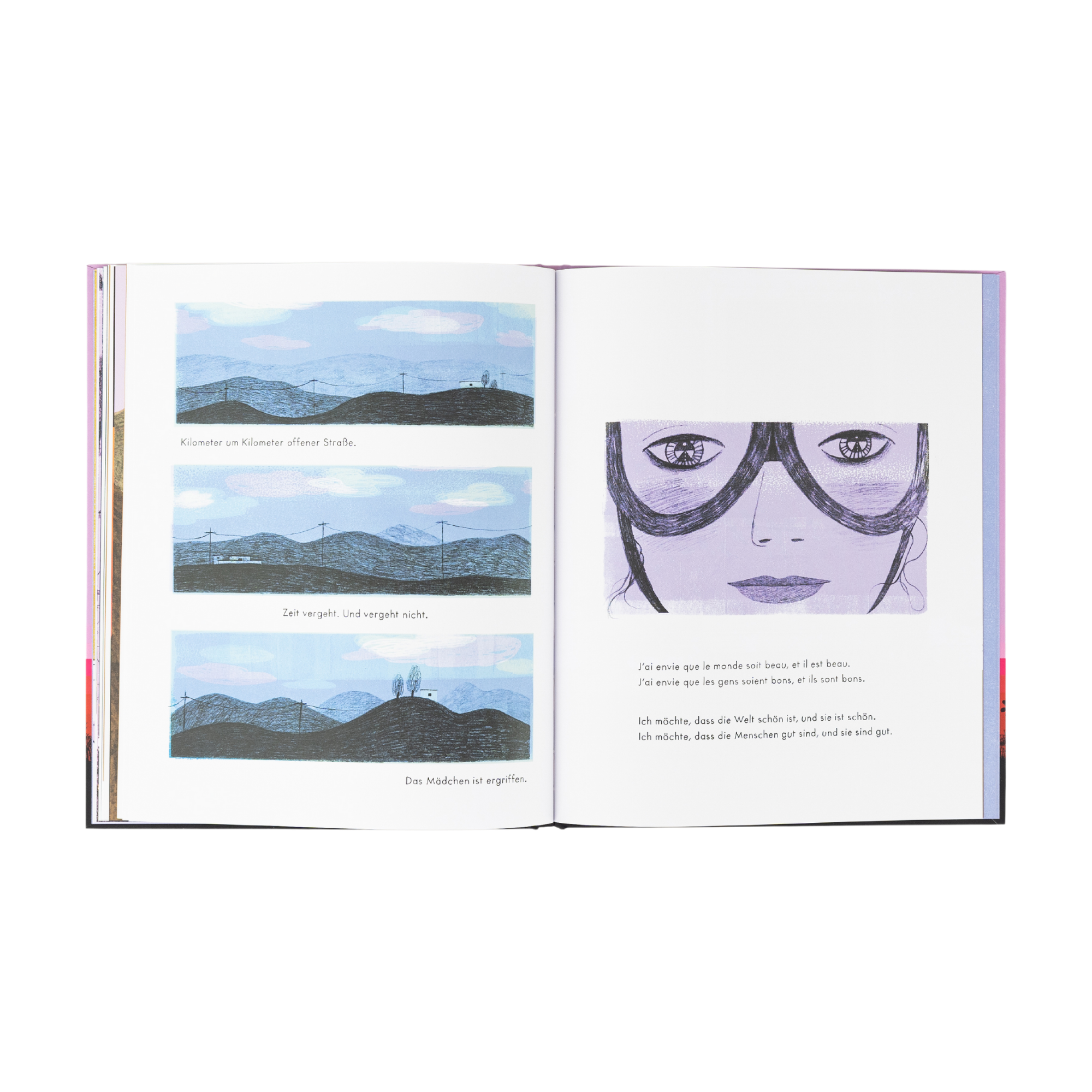 Ein aufgeschlagenes Buch, "Das Mädchen auf dem Motorrad" von Amy Novesky, zeigt auf der linken Seite Hügel mit Stromleitungen und Text, während auf der rechten Seite ein Gesicht mit großer Brille zu sehen ist, das Anne-France Dauthevilles Motorradreise widerspiegelt.